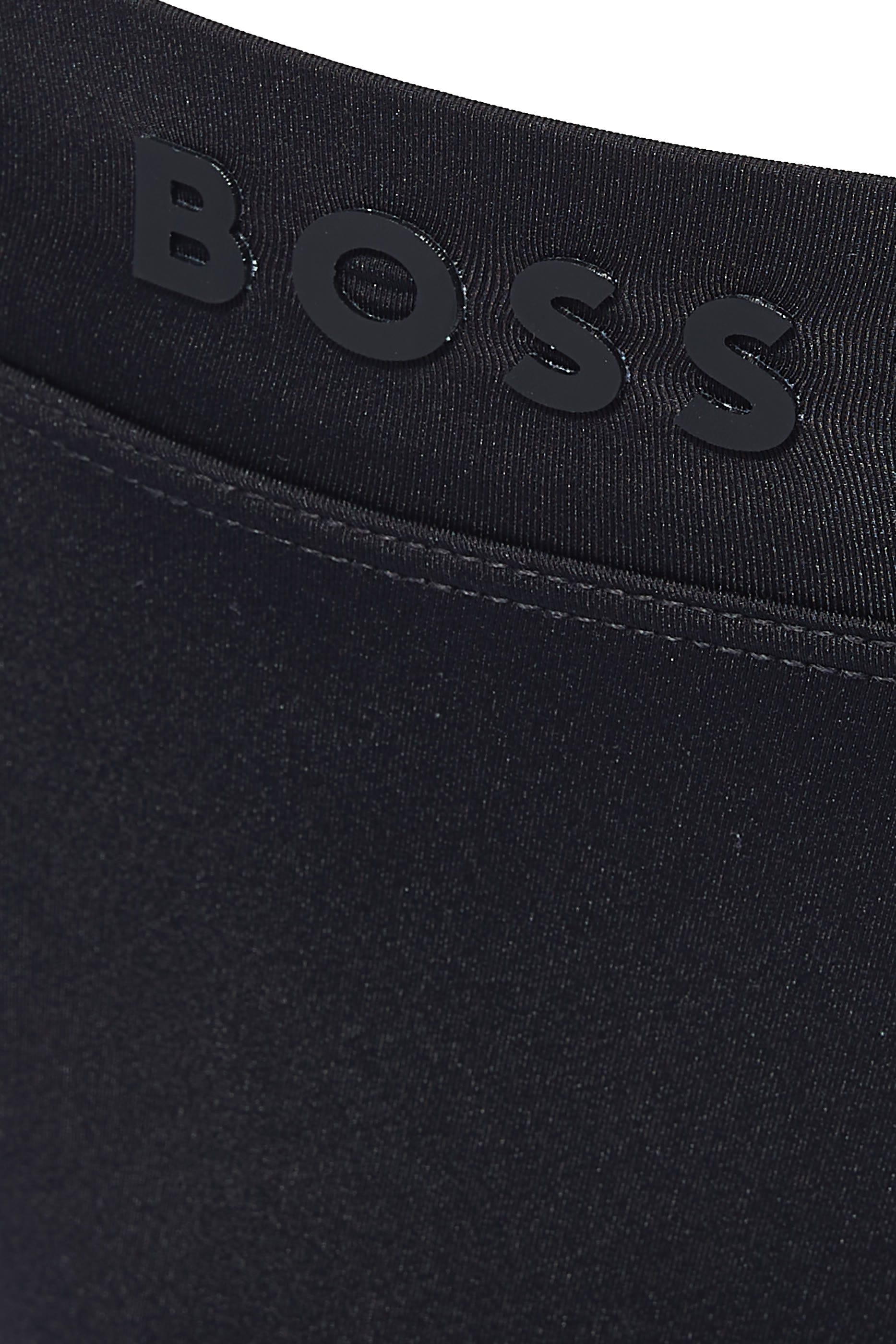 بوكسر بشعار الماركة على الخصر