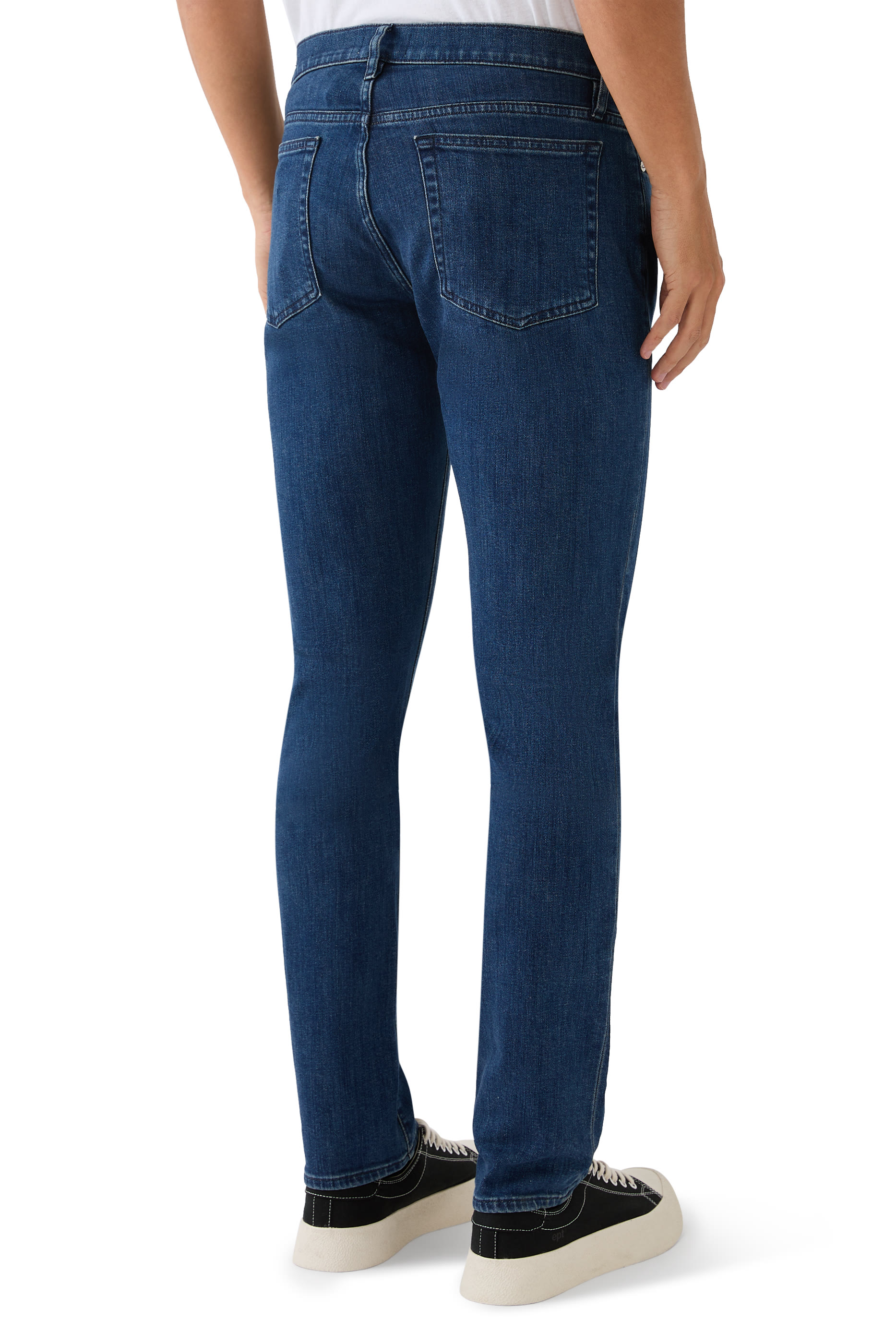 بنطال جينز لوم بقصة ضيقة