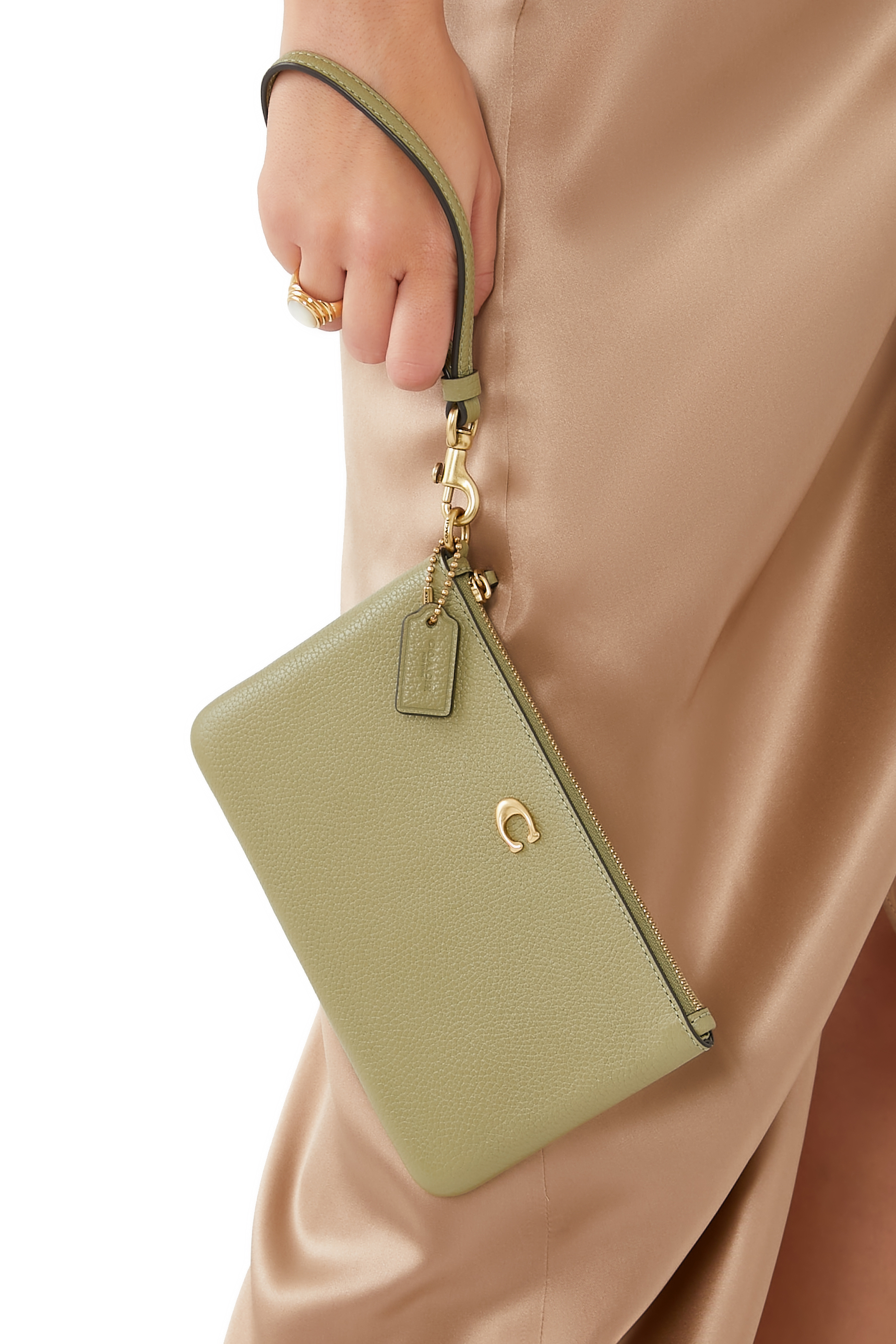 حقيبة بسوار معصم وحلية بحرف شعار الماركة