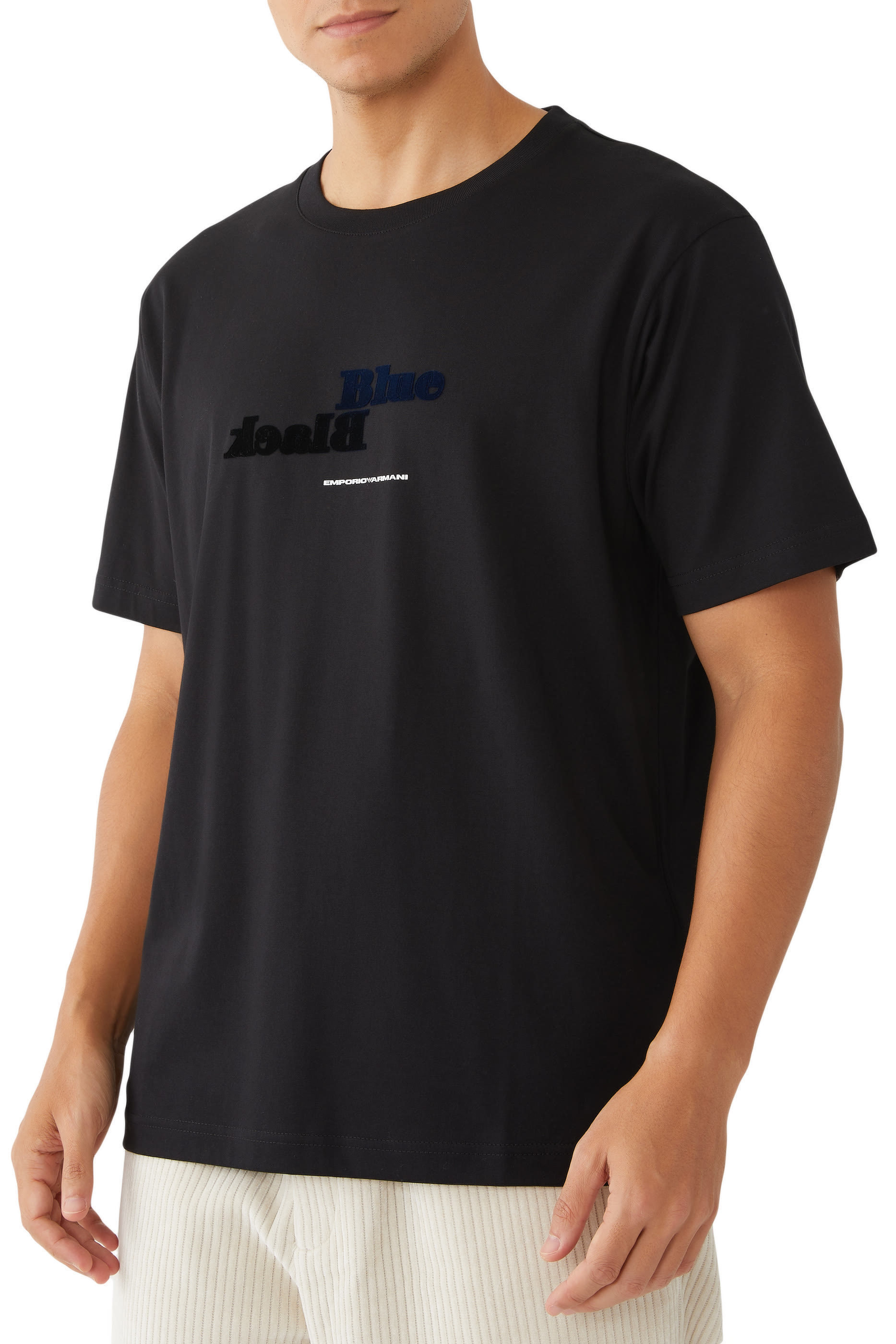 تيشيرت بشعار الماركة ضمن التشكيلة المستدامة