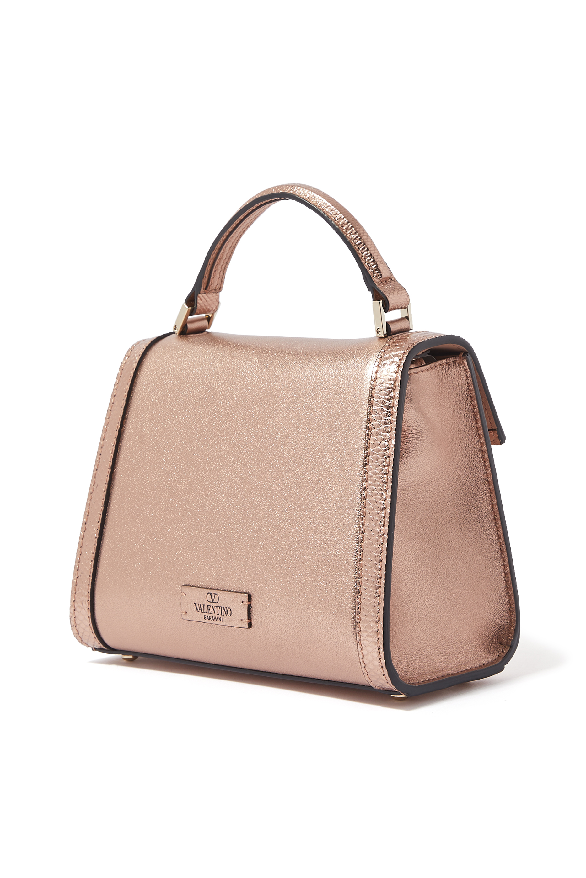 حقيبة صغيرة بيد علوية بشعار الماركة