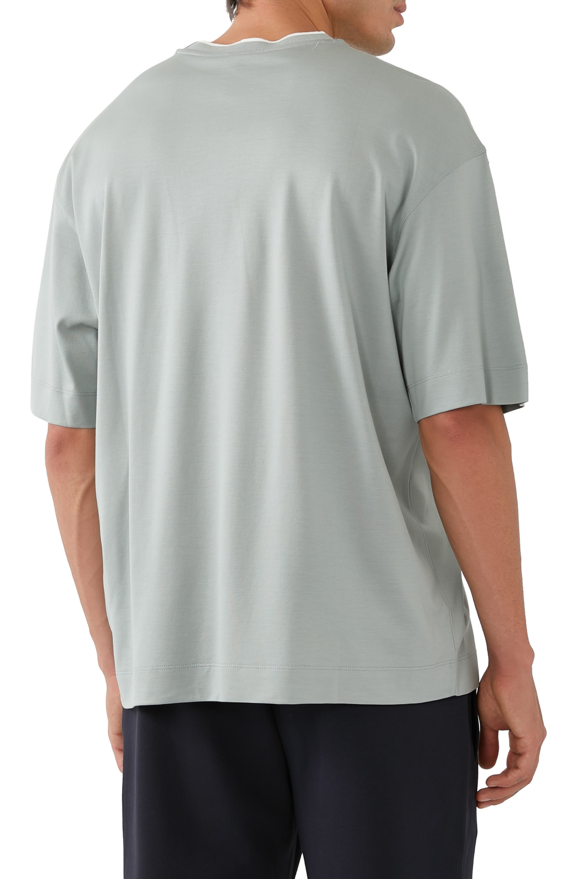 تيشيرت بياقة ضيقة بشعار الماركة