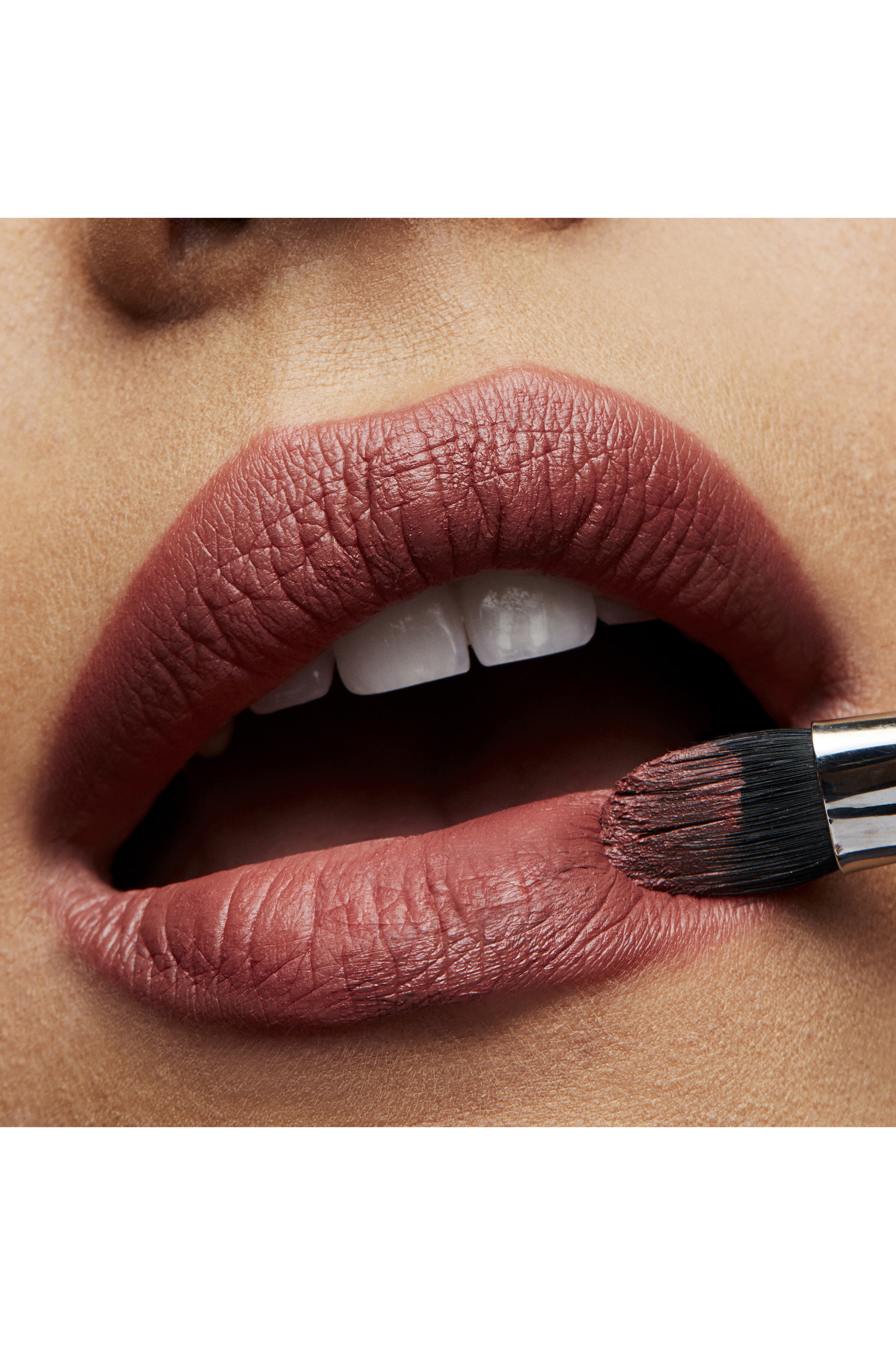 أحمر شفاه غير لامع