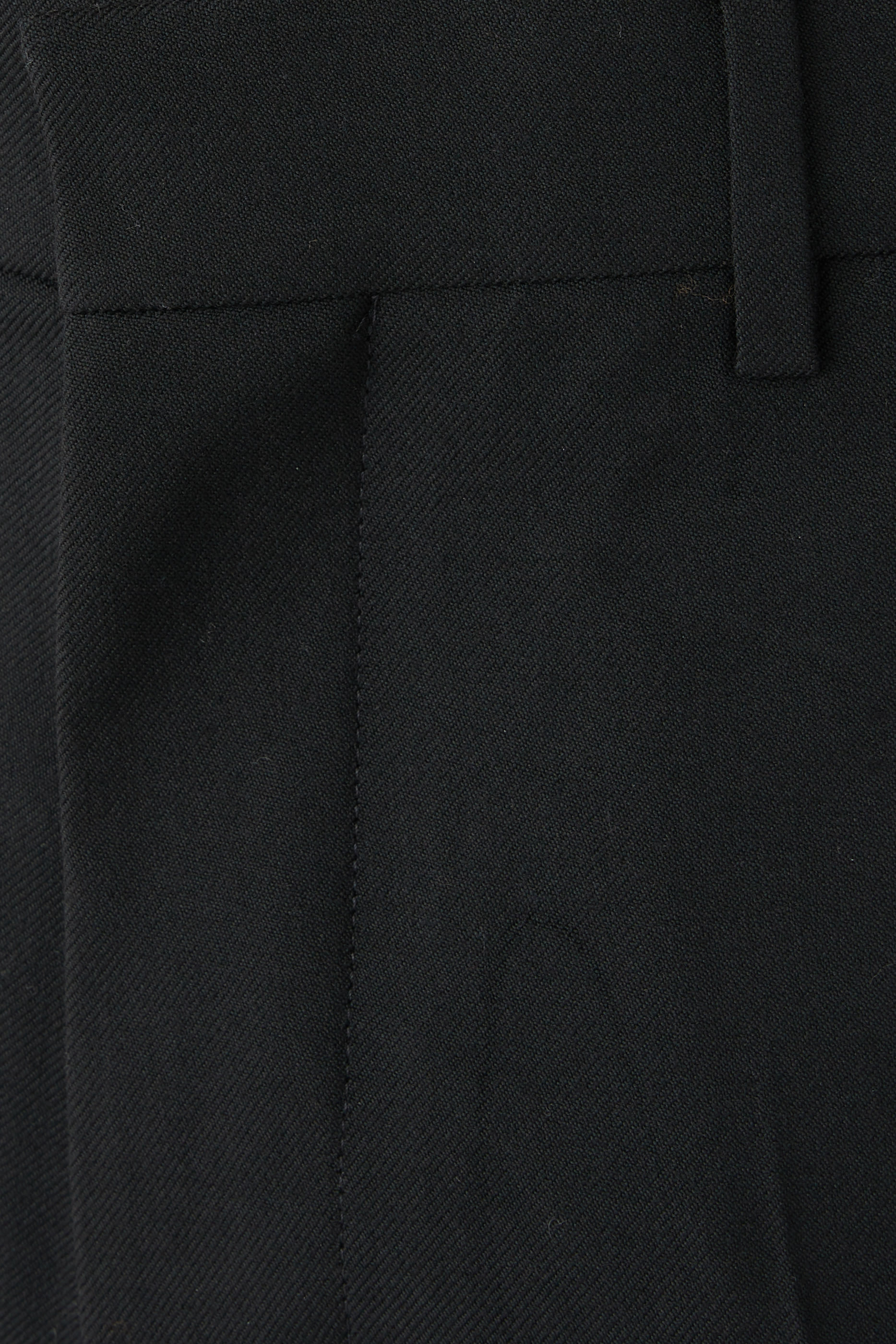 بنطال بقصة ساق مدببة