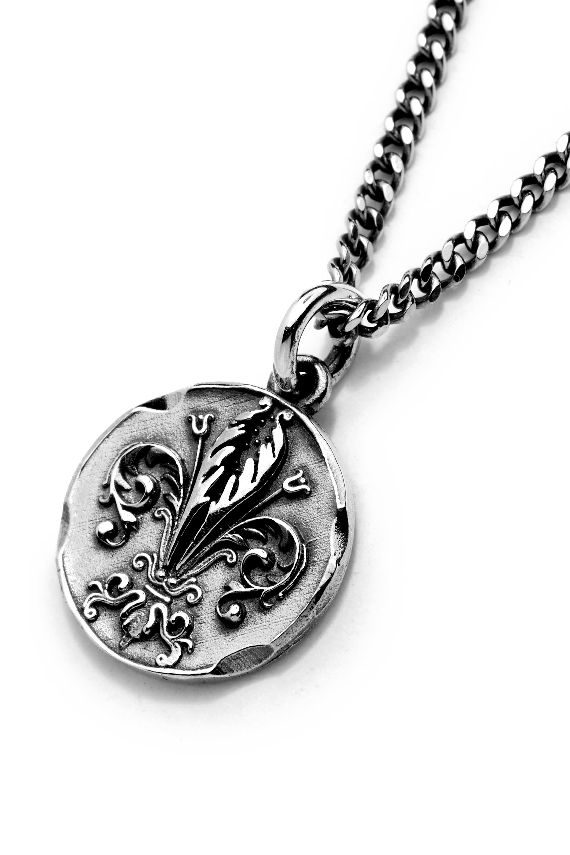 قلادة بدلاية دائرية محفورة بزهرة الزنبق