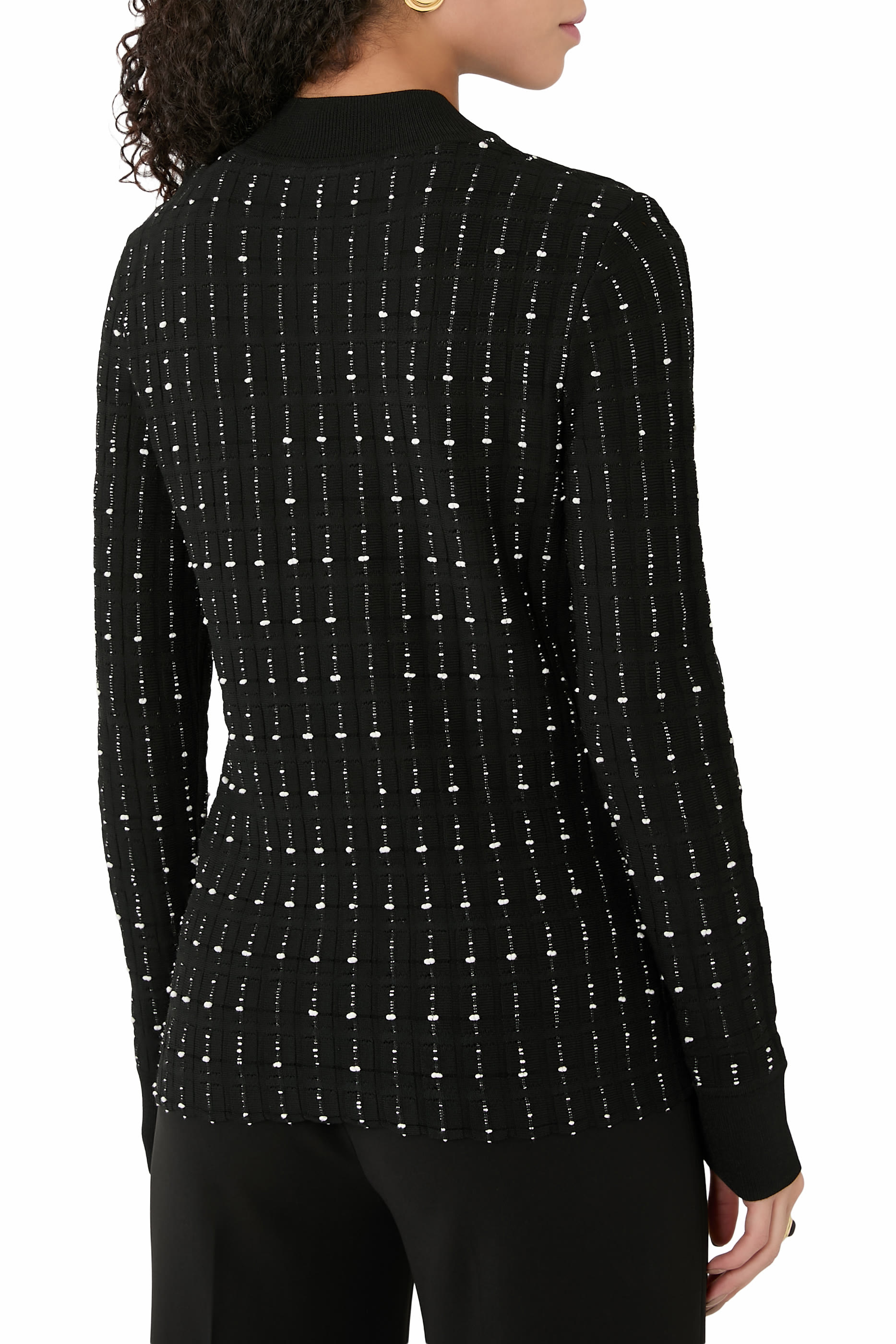 بلوزة بياقة ضيقة وخطوط متقطعة