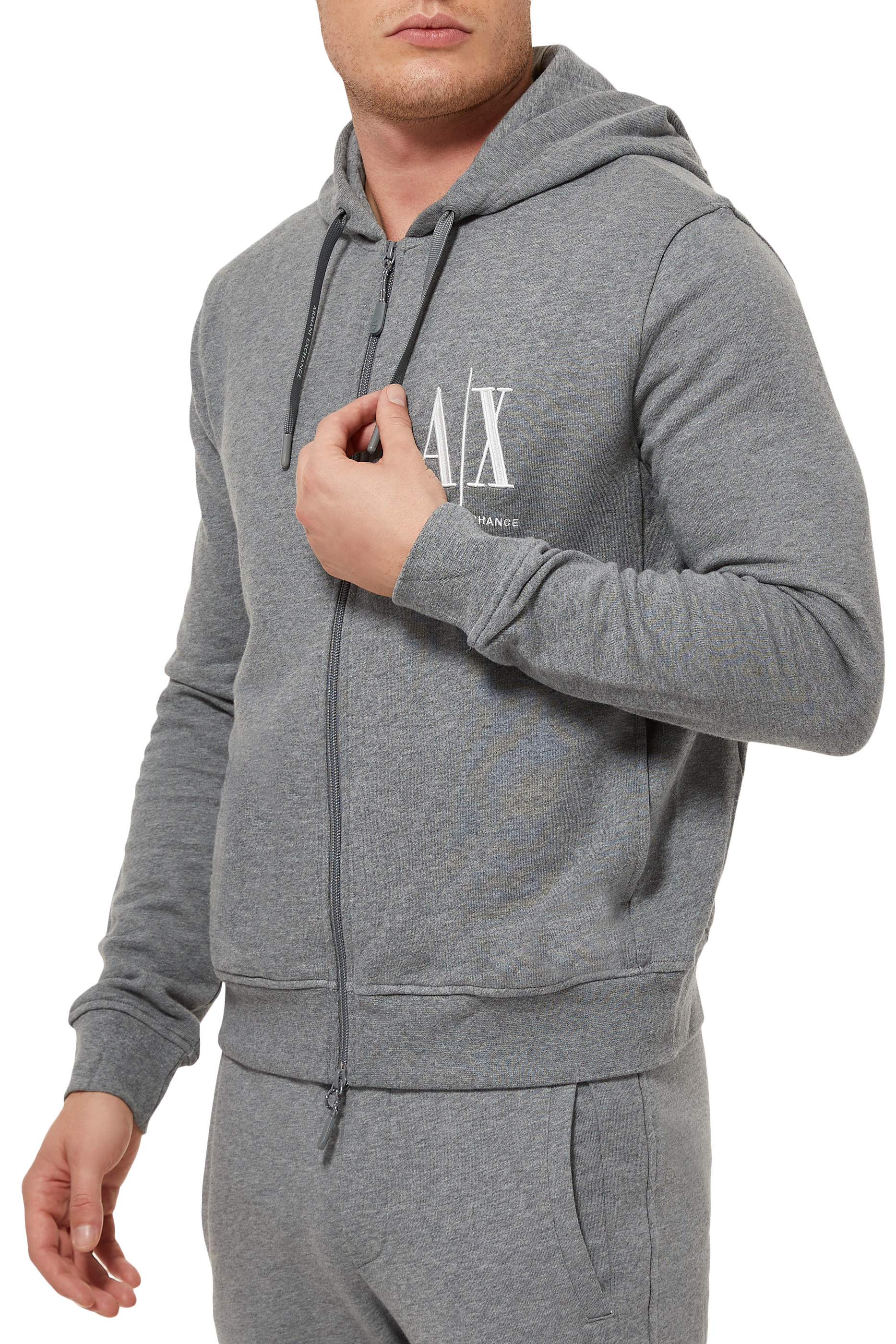 كنزة بغطاء رأس بشعار الماركة