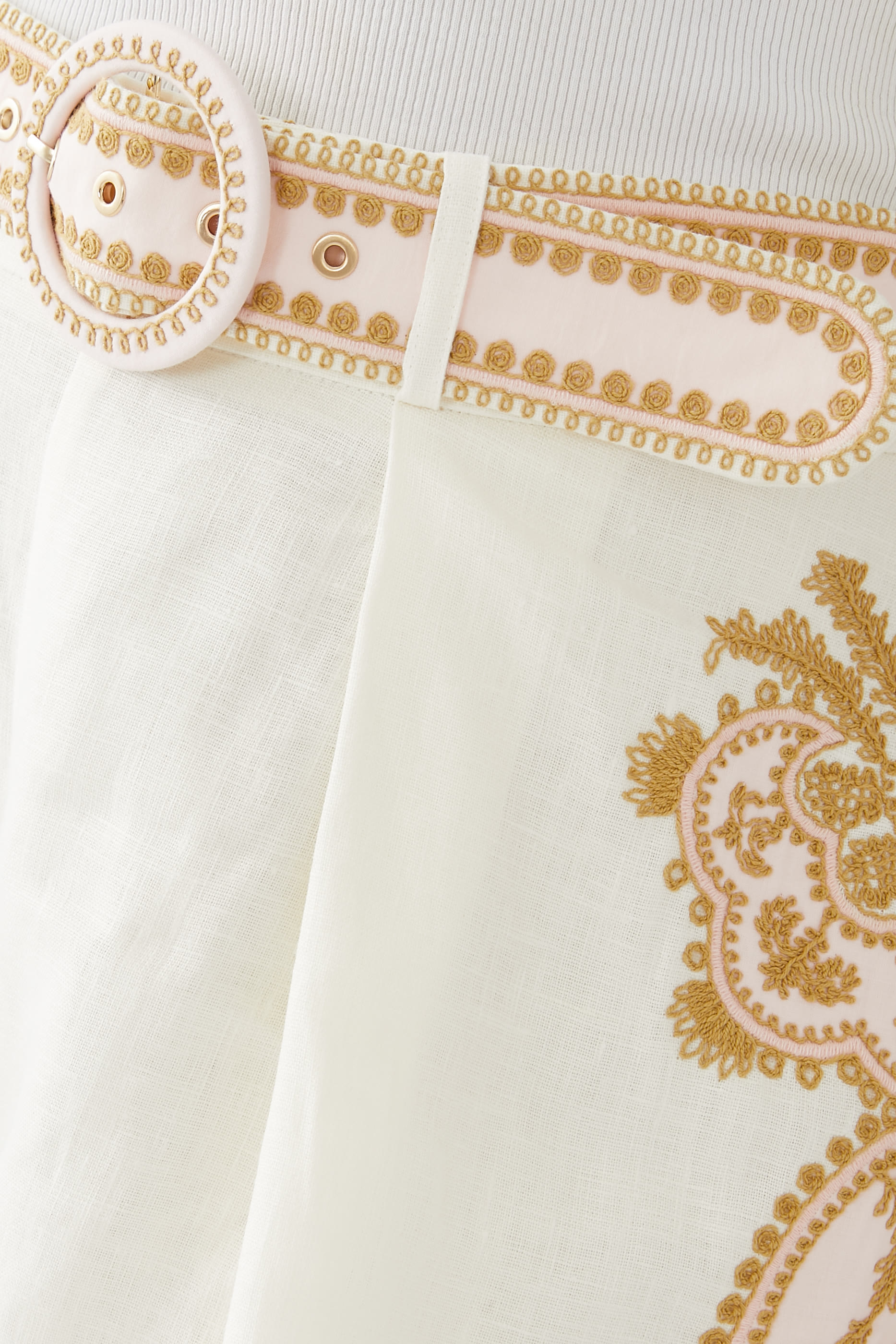 شورت ويفرلي بطيات وتطريزات