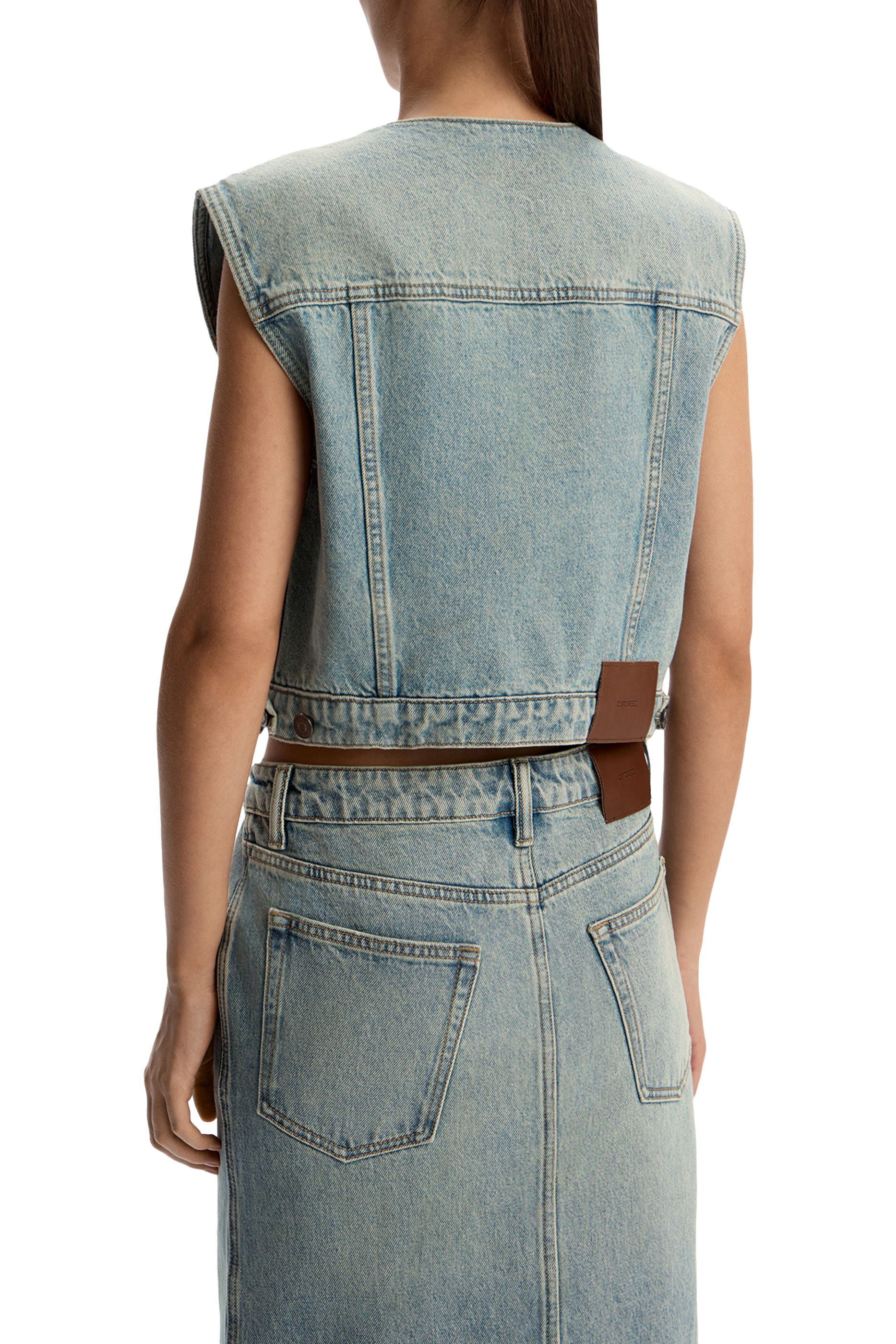 تنورة دنيم بفتحة في الأمام