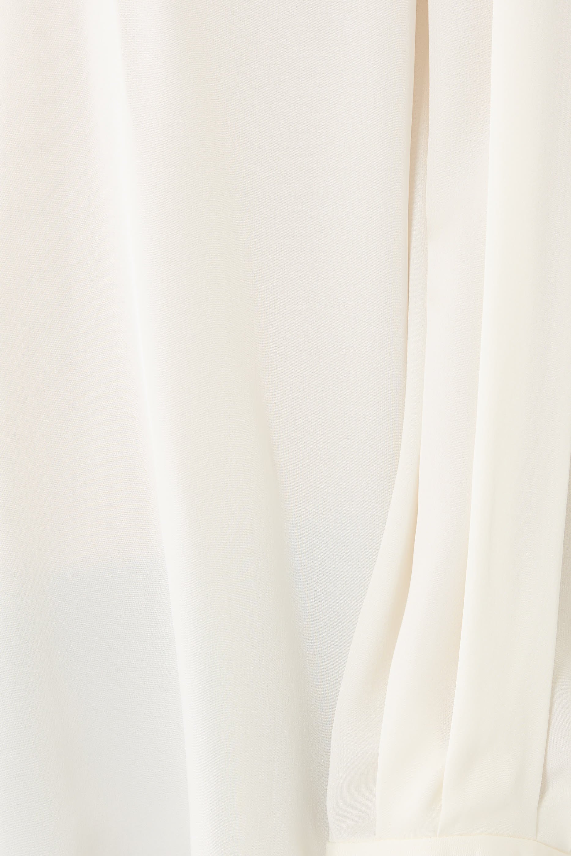 بلوزة بأكمام واسعة