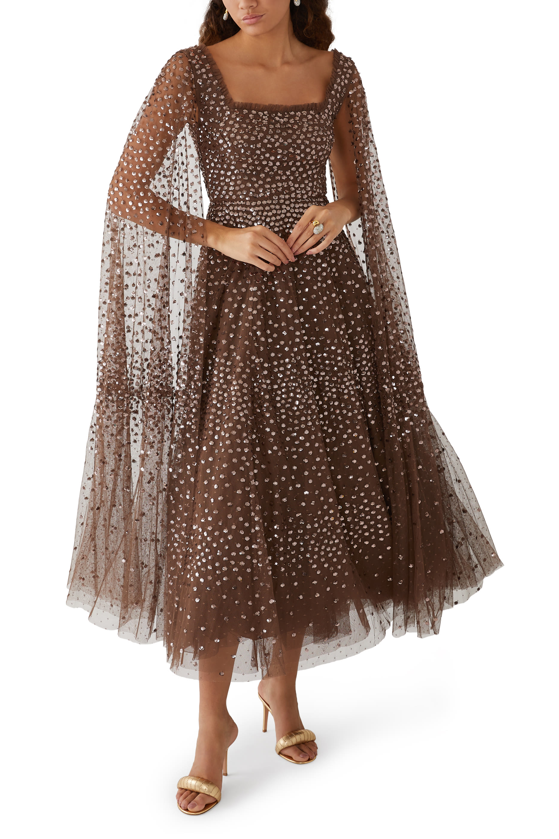 فستان بطبعة نقاط مبعثرة وأكمام كاب بطول الكاحل