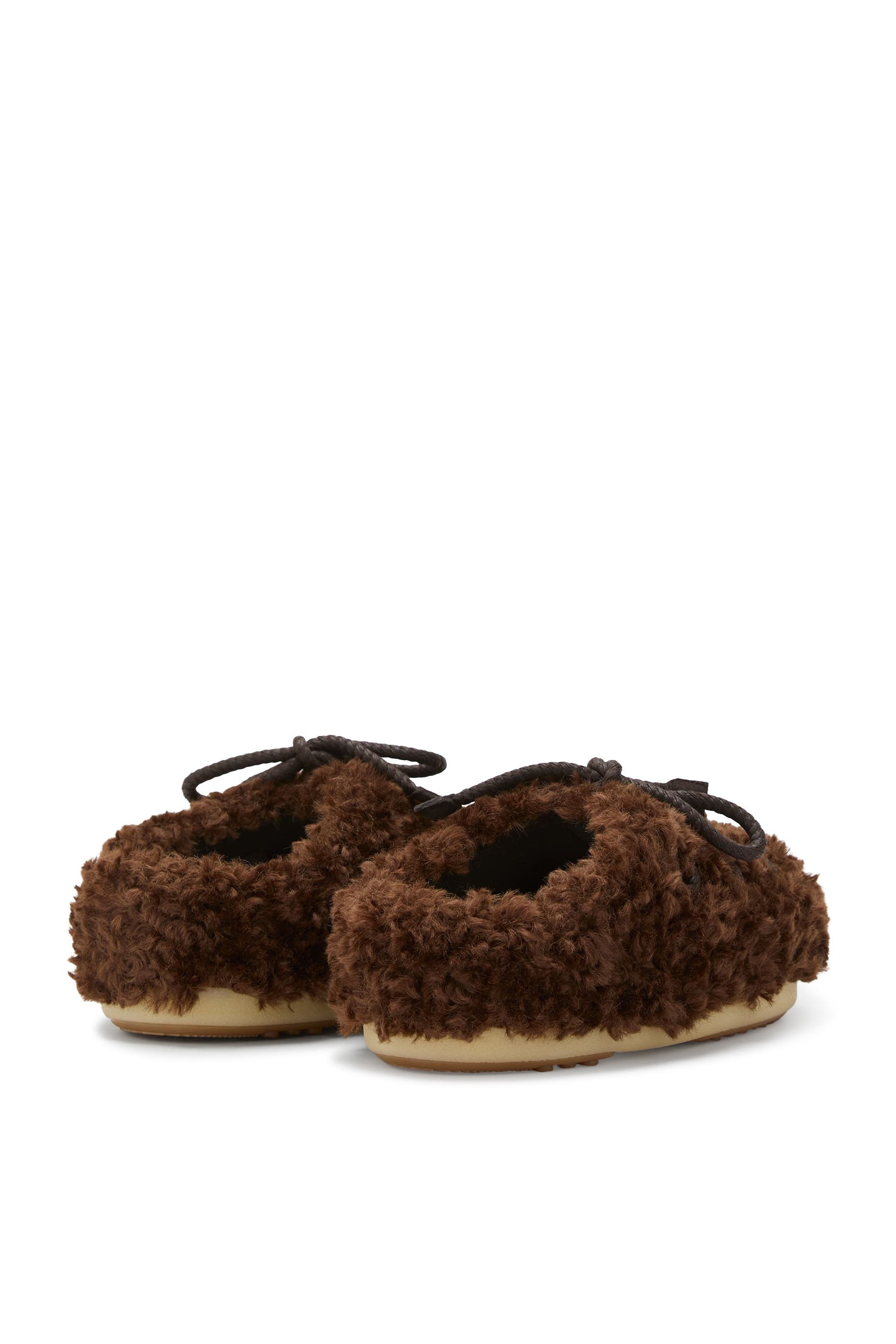 حذاء اي في اكس مفتوح من الخلف فرو صناعي مجعد