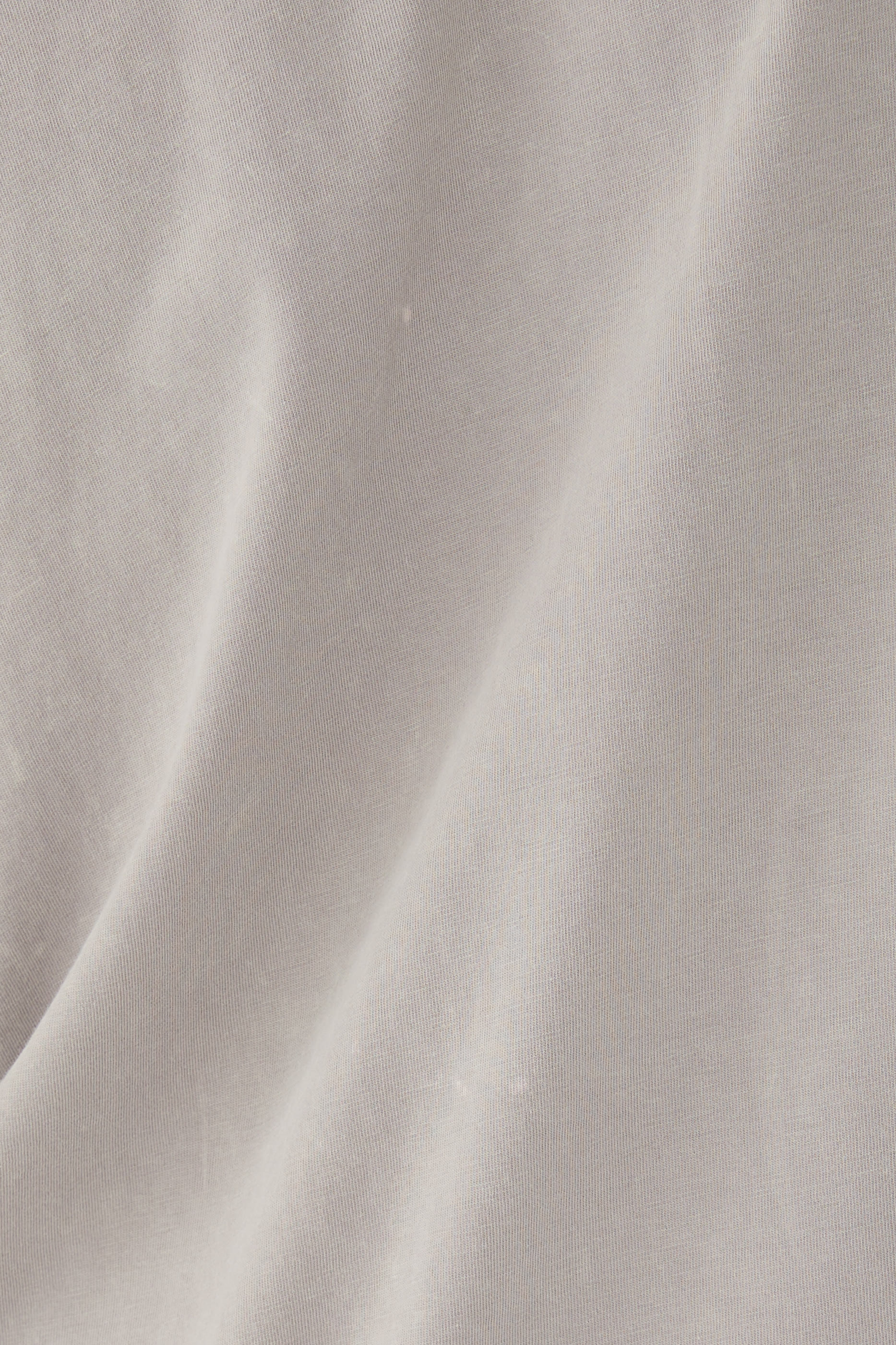 تيشيرت بياقة ضيقة مضلعة