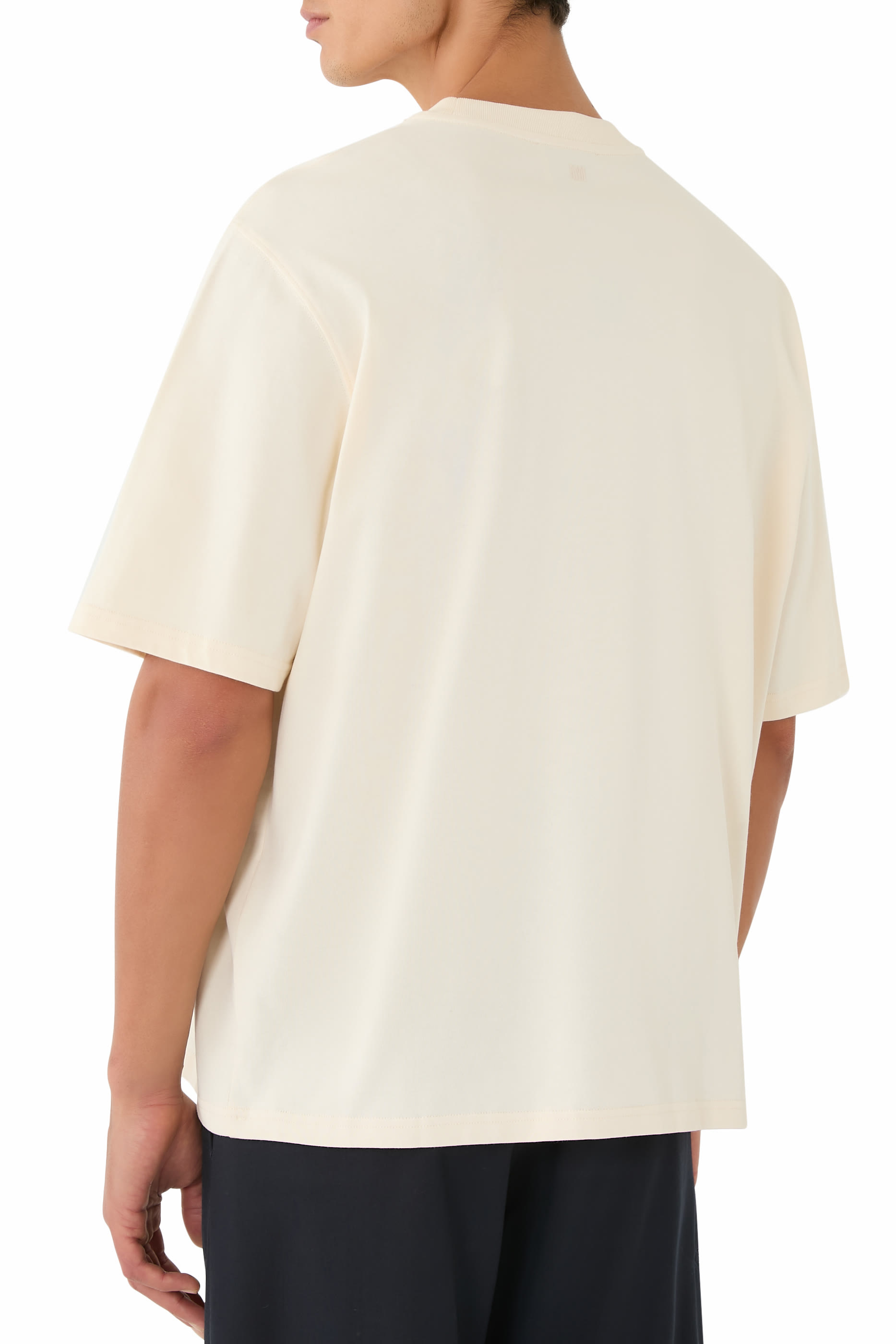 تيشيرت بأكمام قصيرة وشعار الماركة