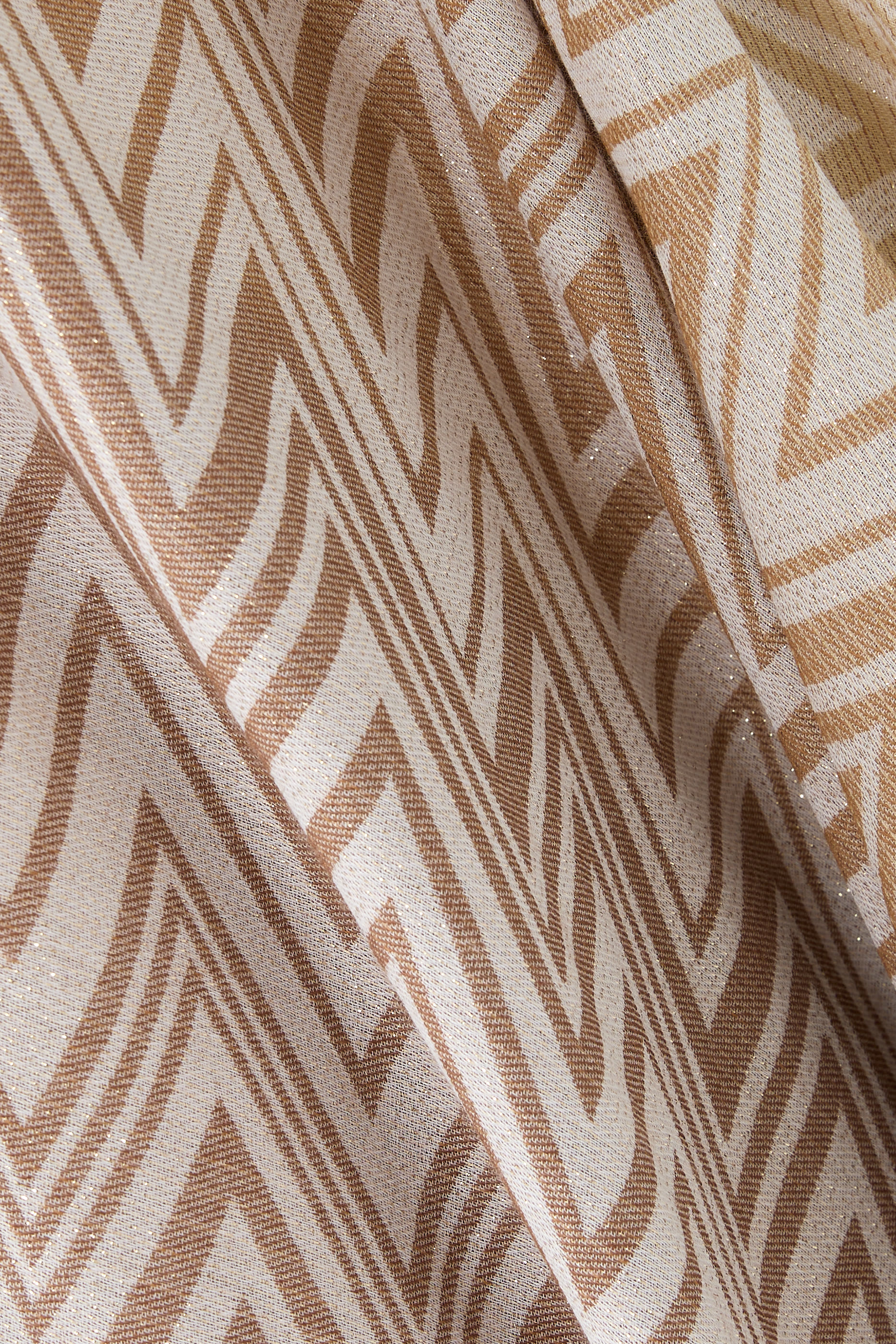 وشاح بنقشة خطوط متعرجة