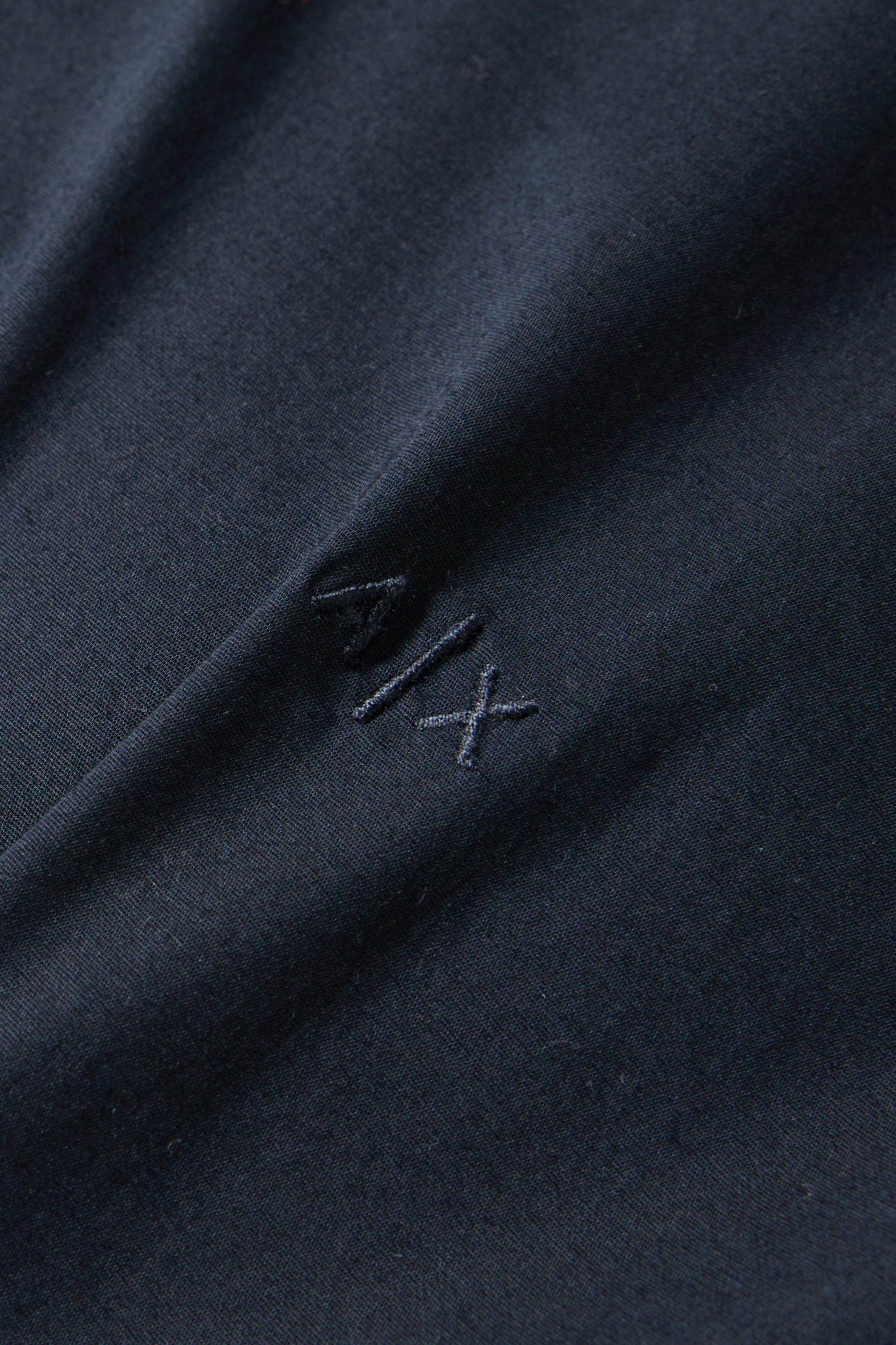 قميص قطن بوبلين مطاطي بقصة ضيقة