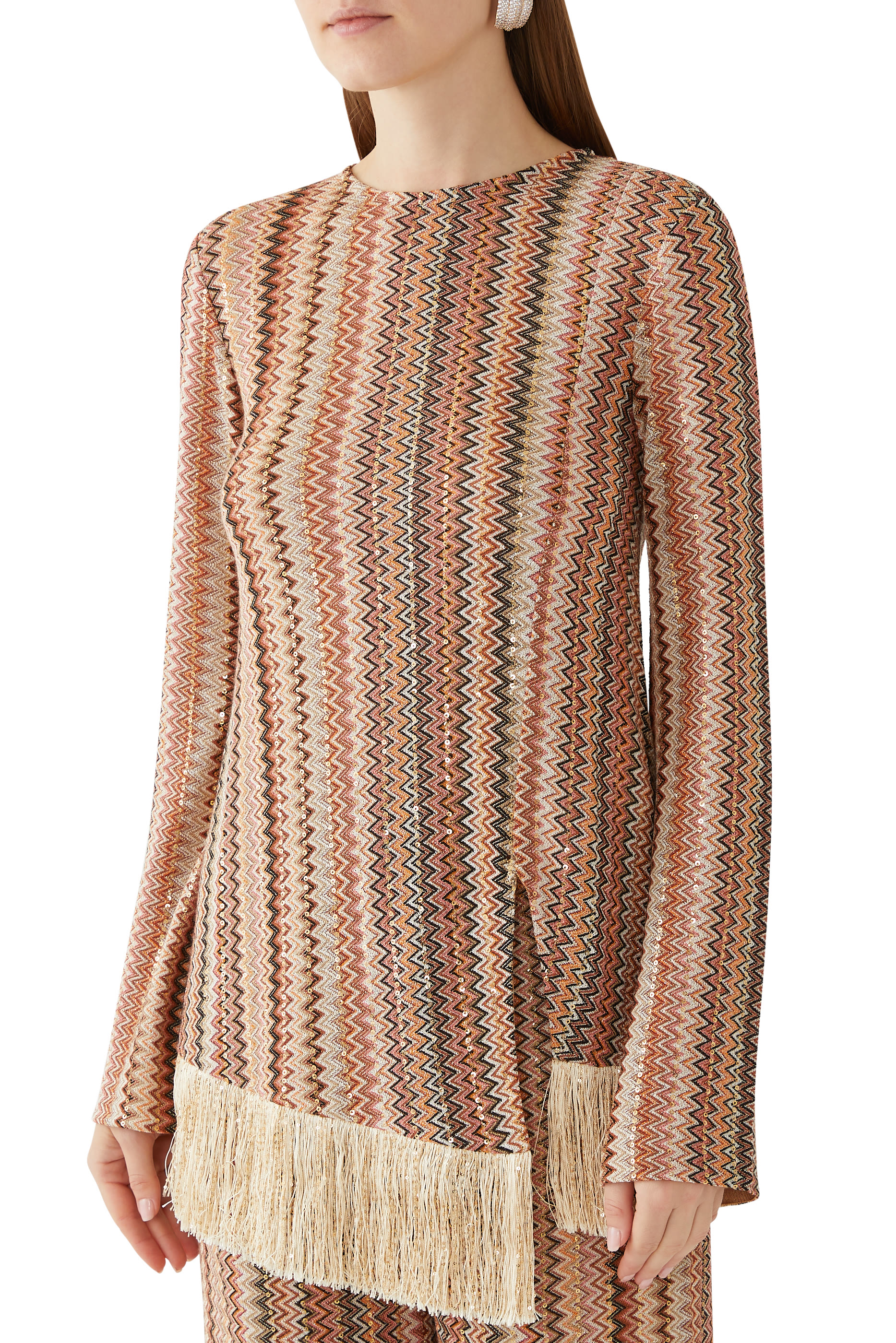 بلوزة بتصميم حصري غير متماثل بنقشة خطوط متعرجة مزينة بترتر وشراشيب راشيل