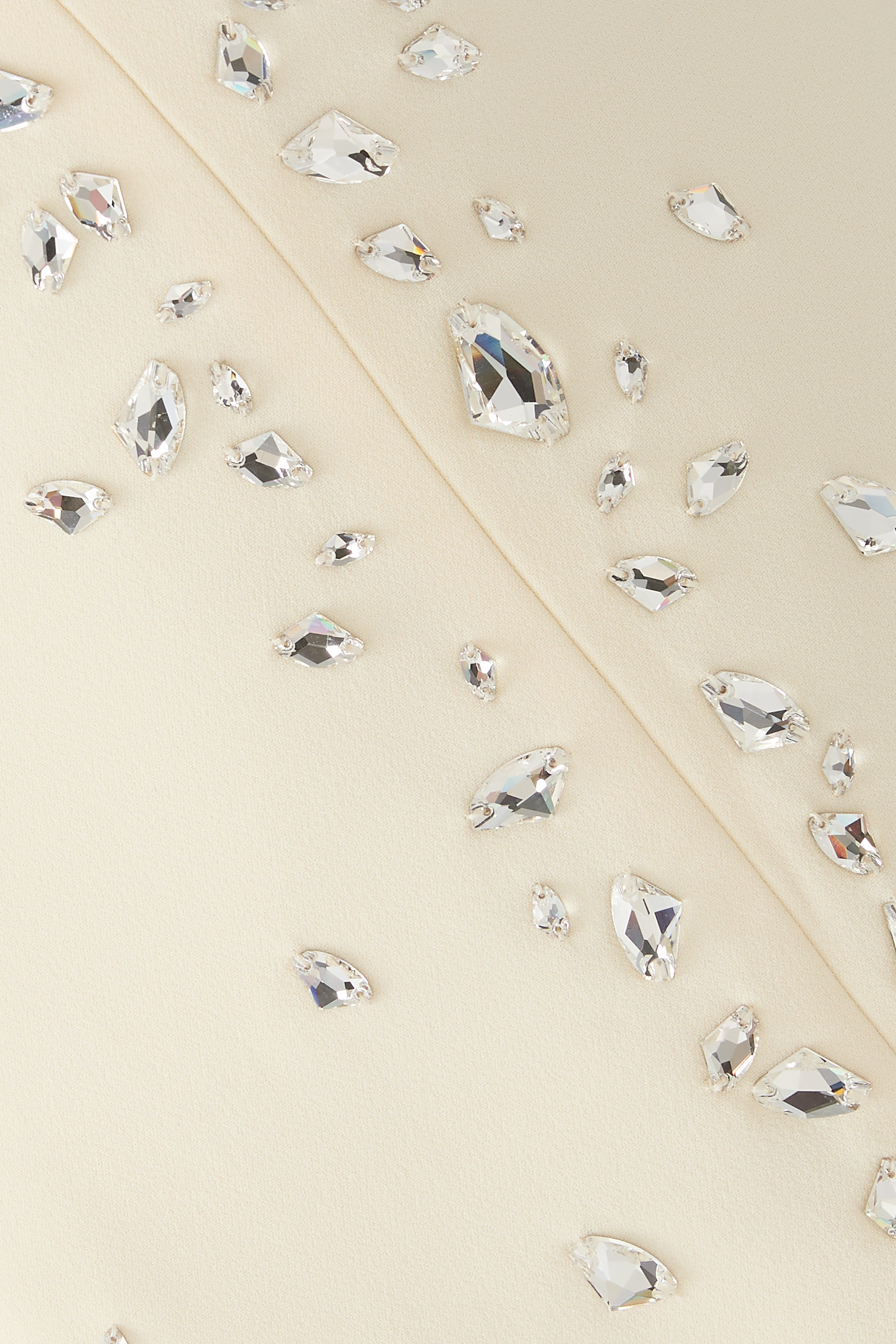 فستان قصير مطرز بكريستال بتصميم متناثر