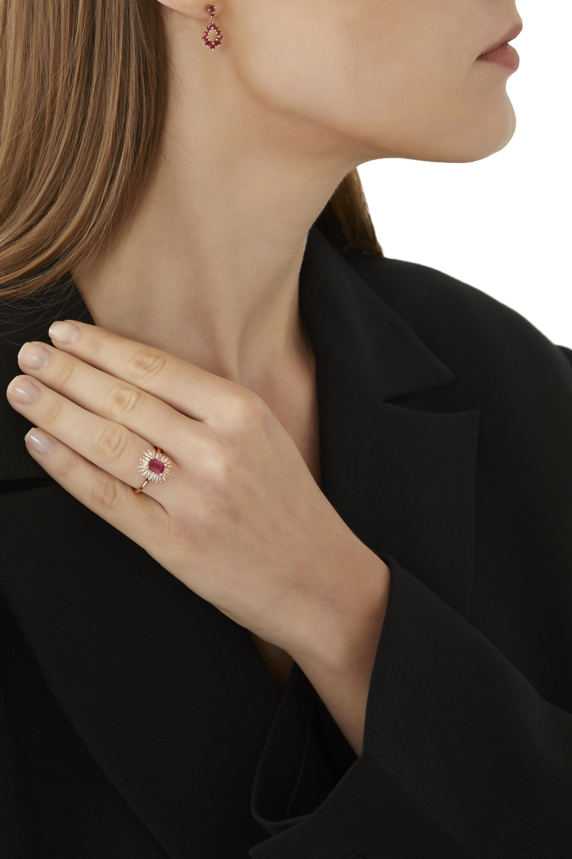 أقراط متدلية بتصميم كمثرى مرصعة بالياقوت ذهب عيار 18