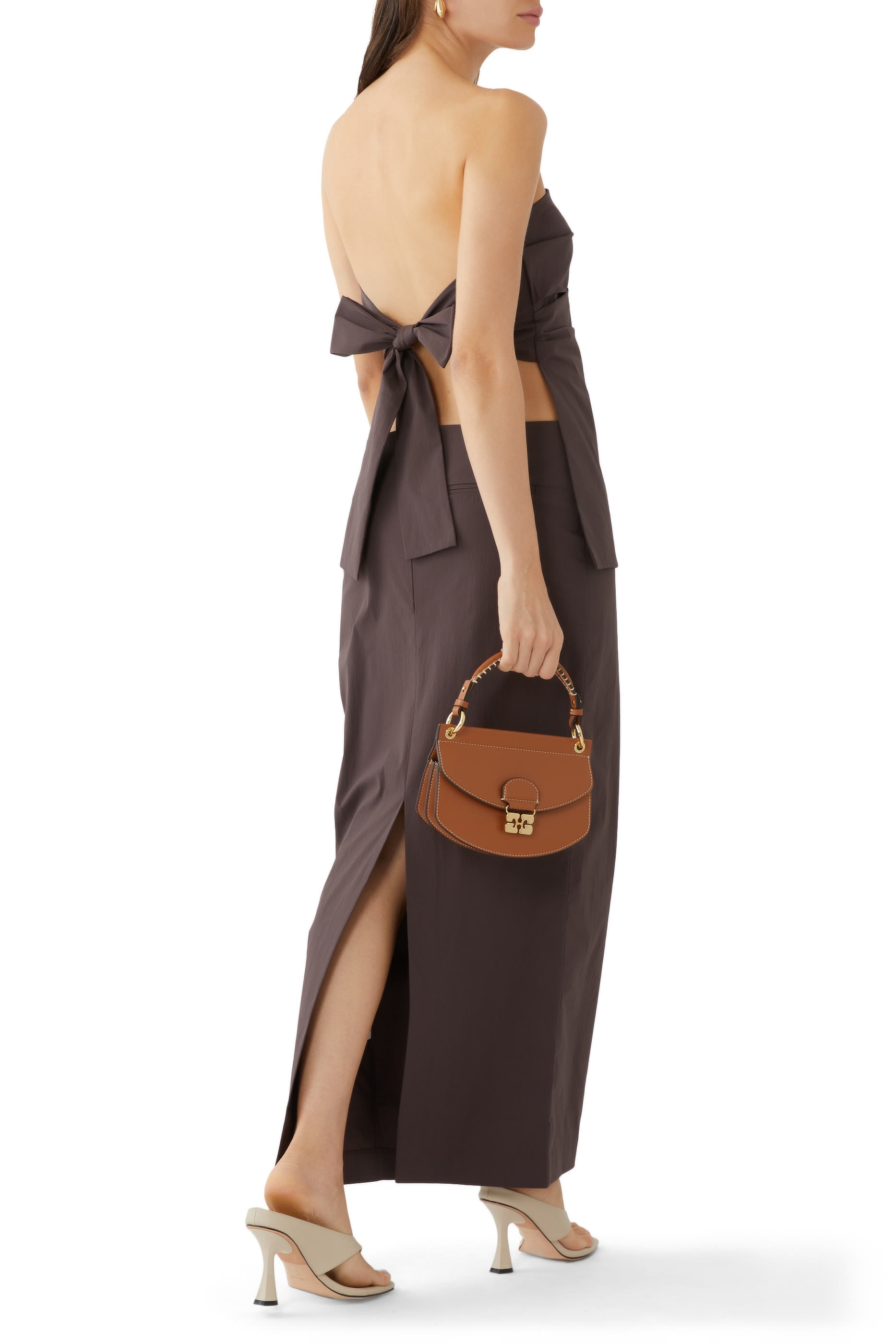 بلوزة بلا حمالات بأربطة في الخلف