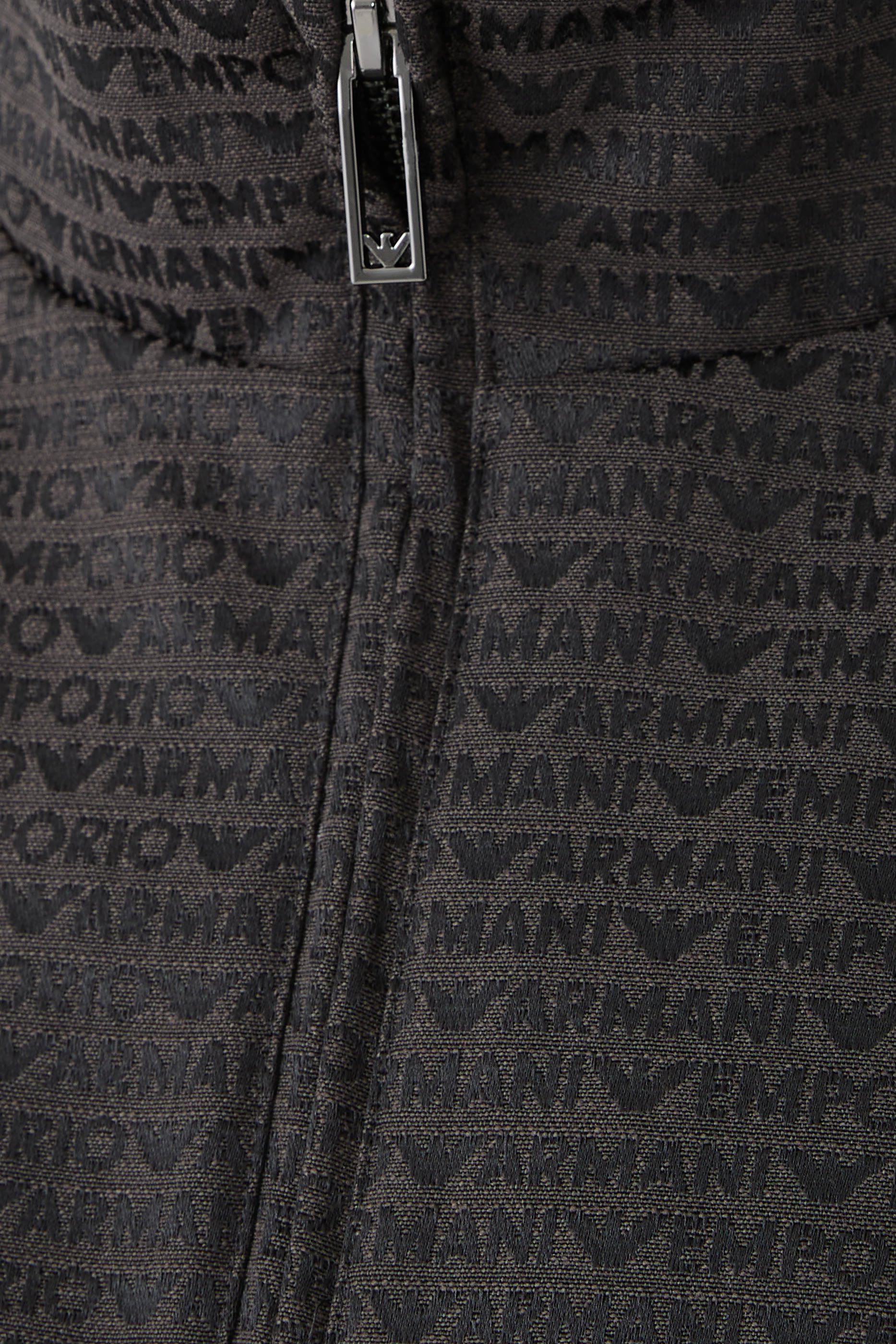 جاكيت مزين كليا بشعار الماركة جاكار