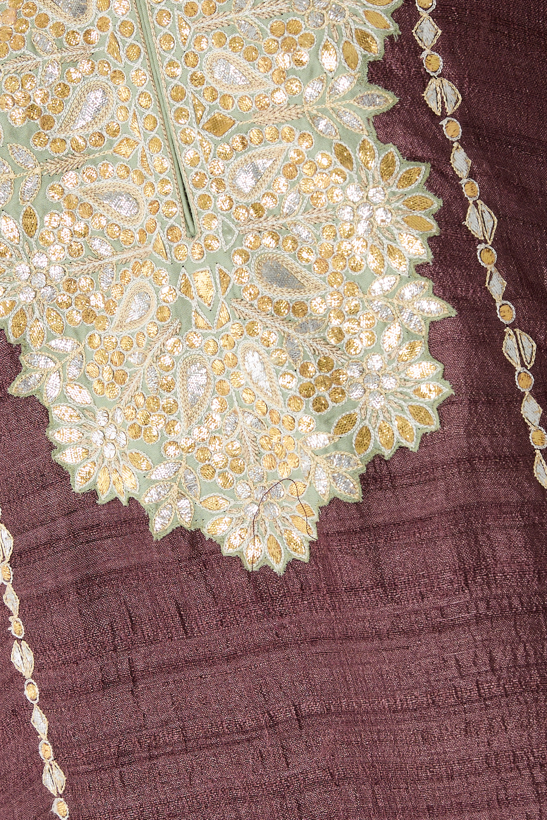 بدلة عمل غوتا