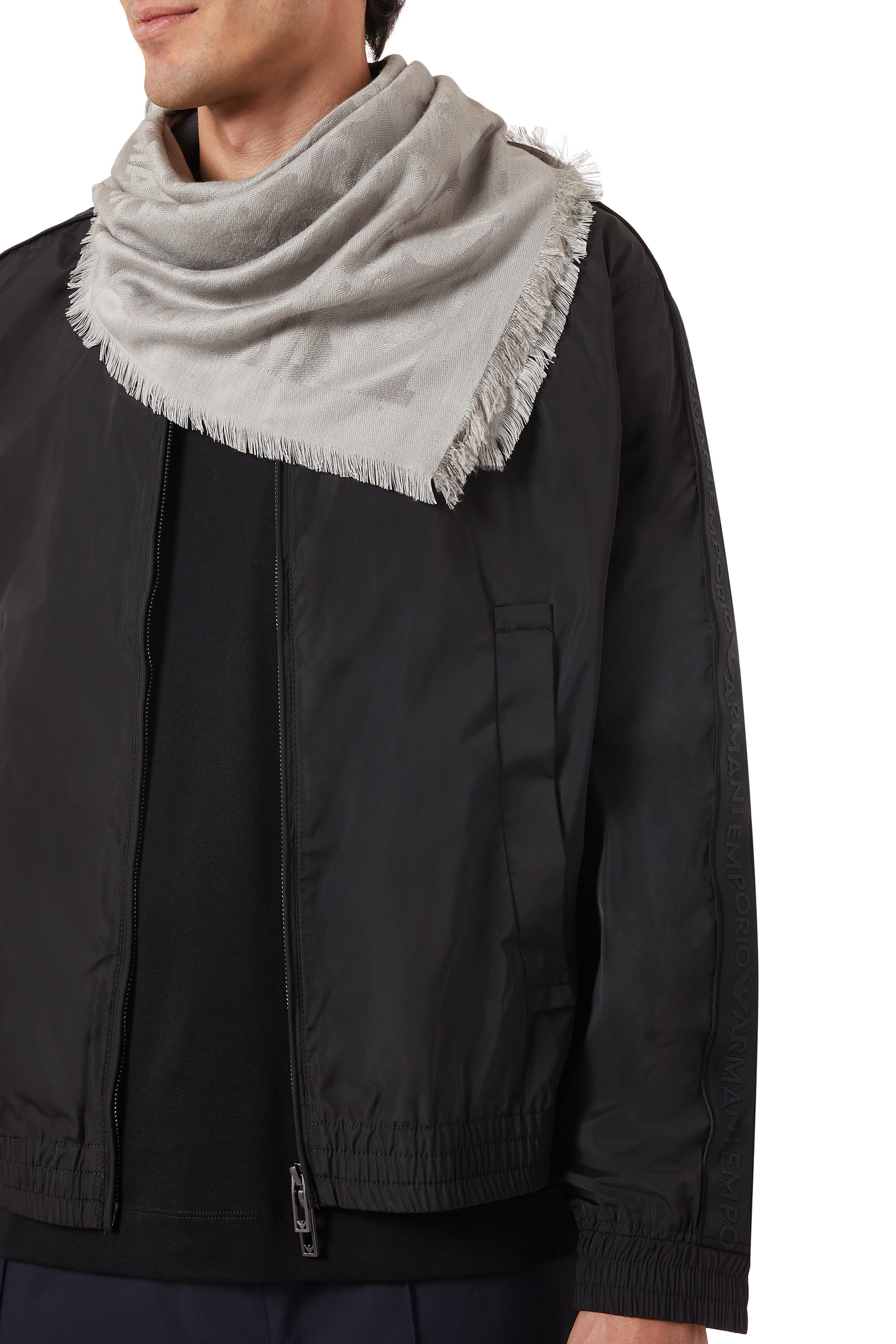 وشاح بنقشة شعار الماركة