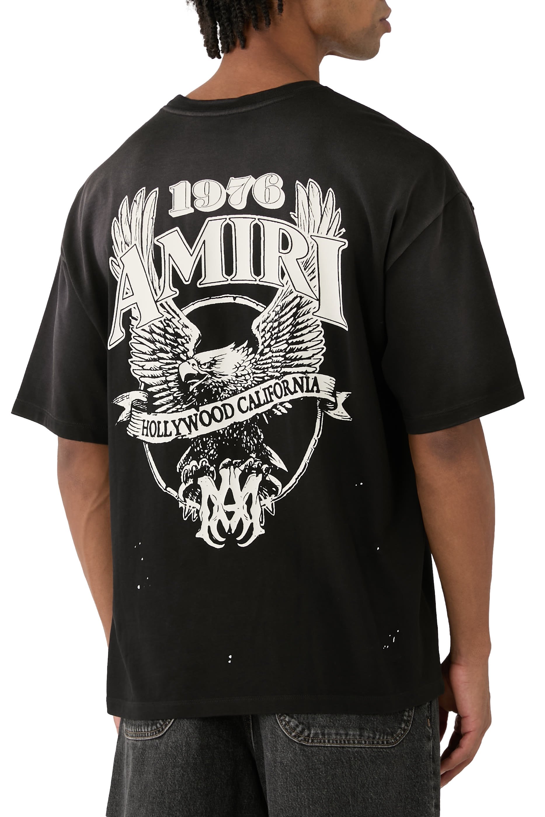 تيشيرت بشعار الماركة بقصة فضفاضة