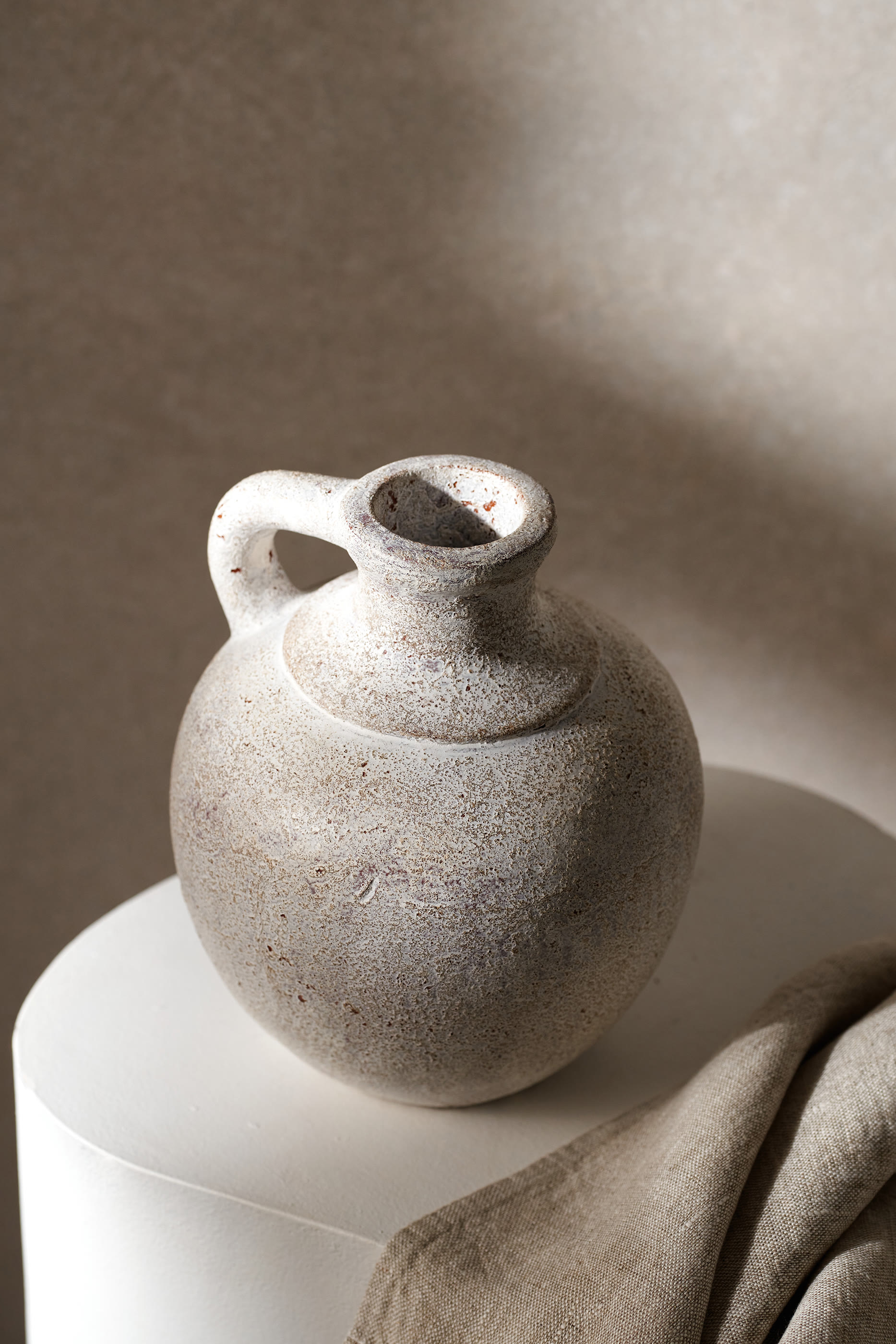 إبريق أرلي تيراكوتا مبيض