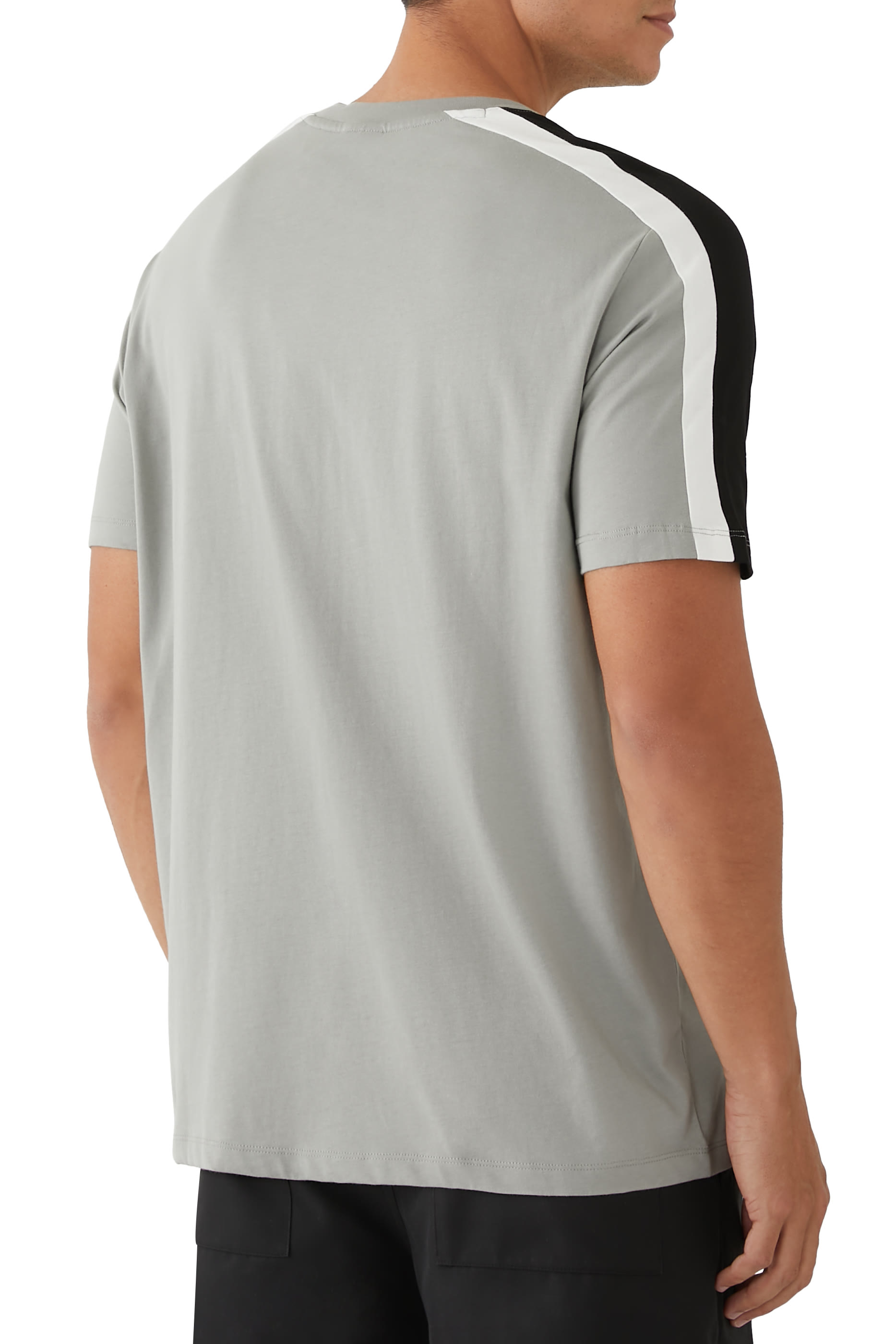 تيشيرت بياقة ضيقة بنقشة شعار الماركة