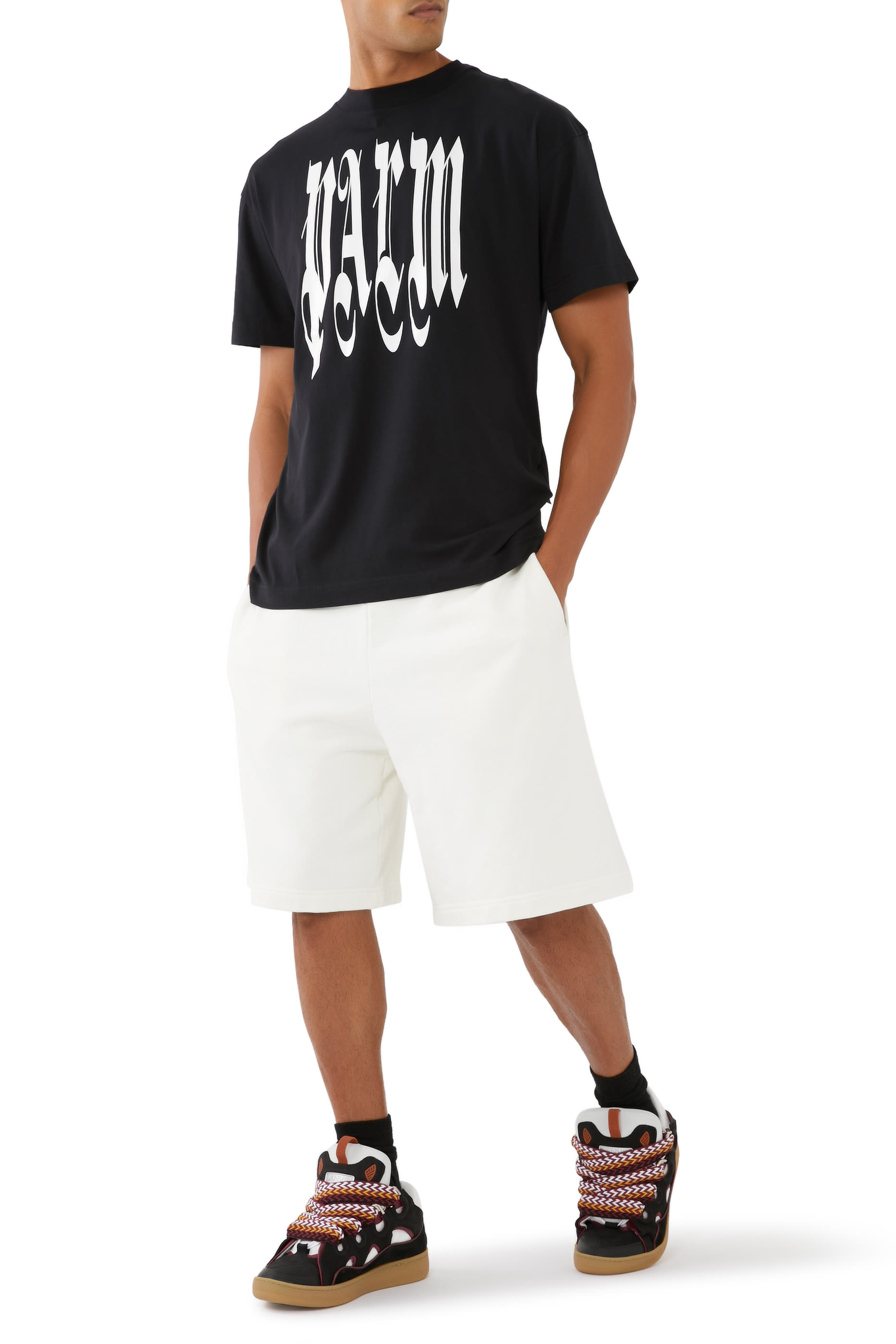 تيشيرت بطبعة شعار الماركة بنمط قوطي