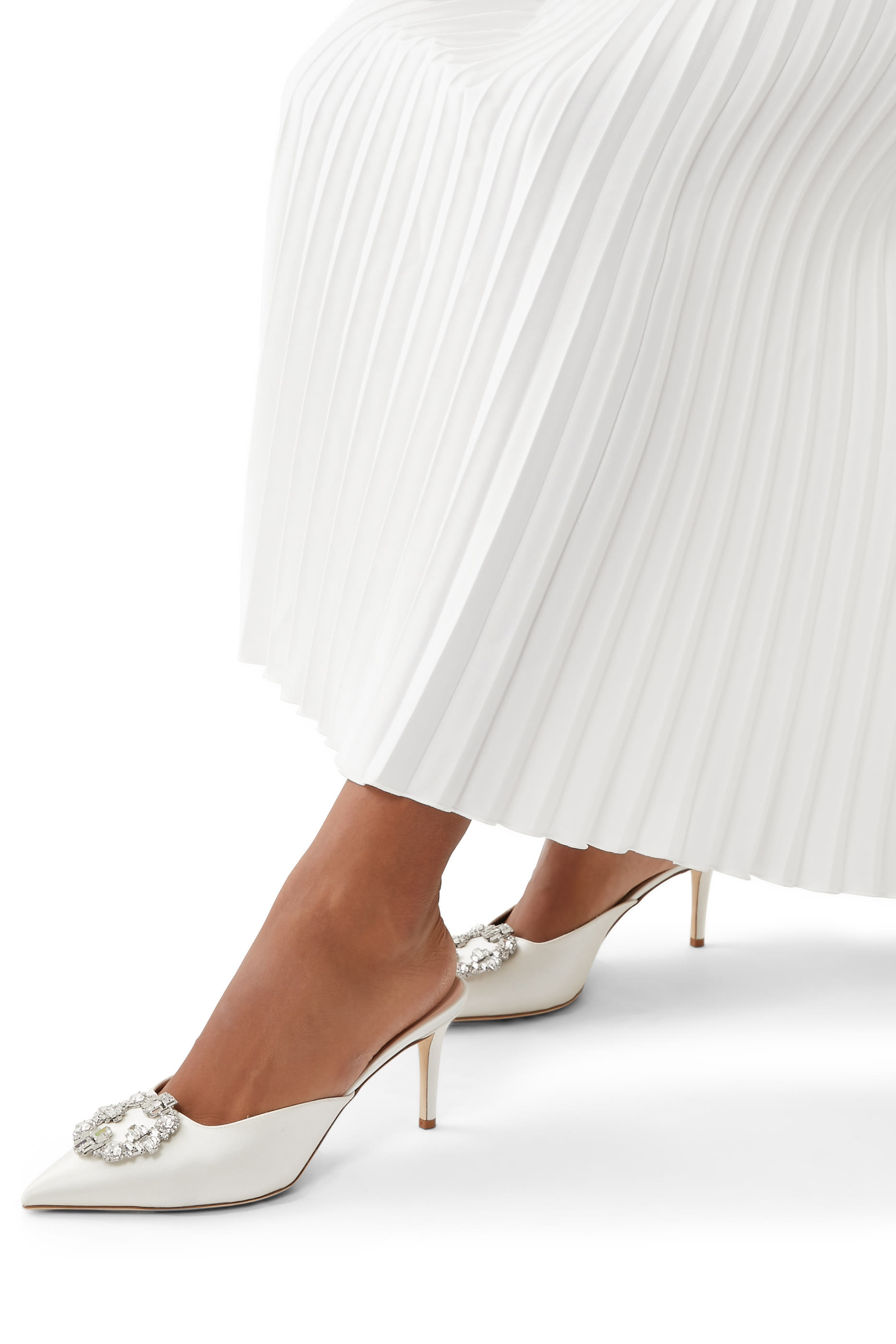 حذاء كلاسيك ليلى ستان مزين ببروش مرصع بكريستال