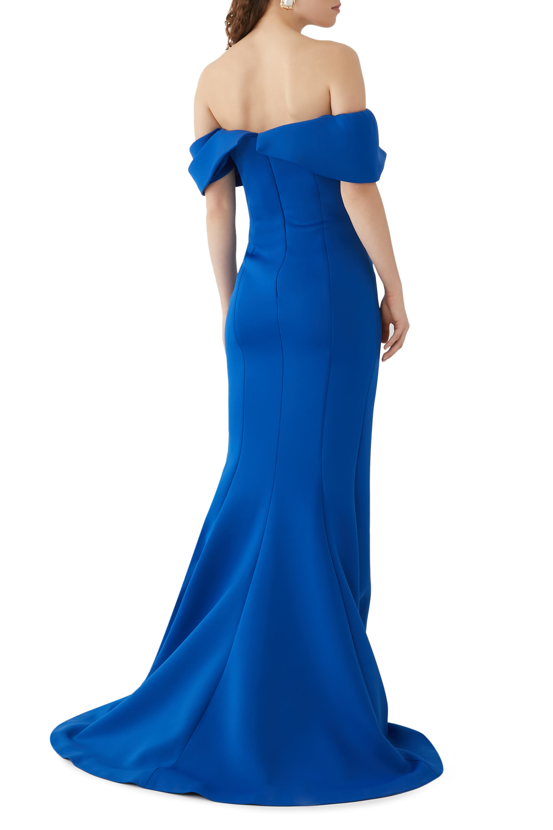 فستان سهرة بقصة ضيقة وأكتاف متساقطة