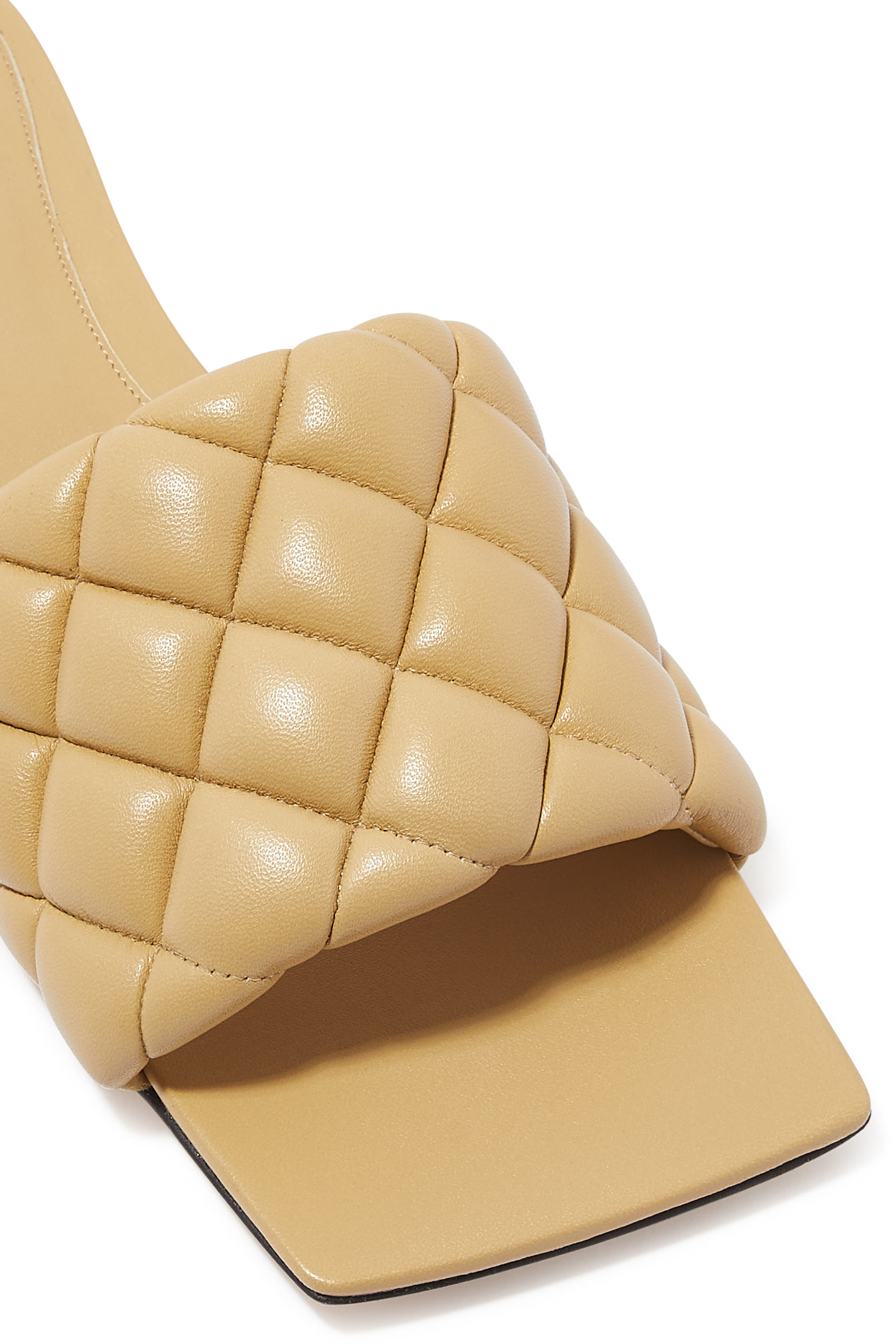 صندل مبطن بكعب مسطح