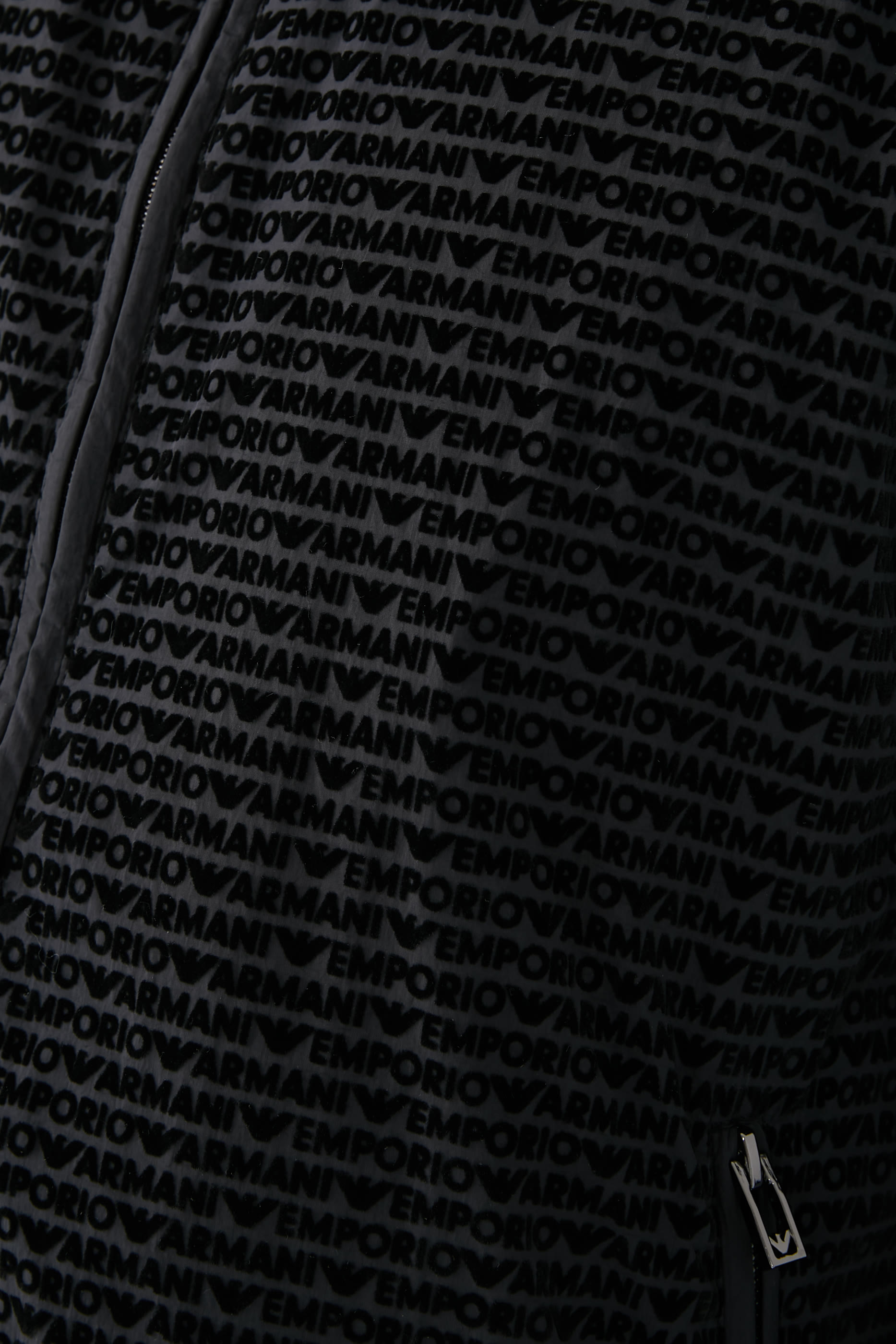 جاكيت بغطاء رأس وشعار الماركة