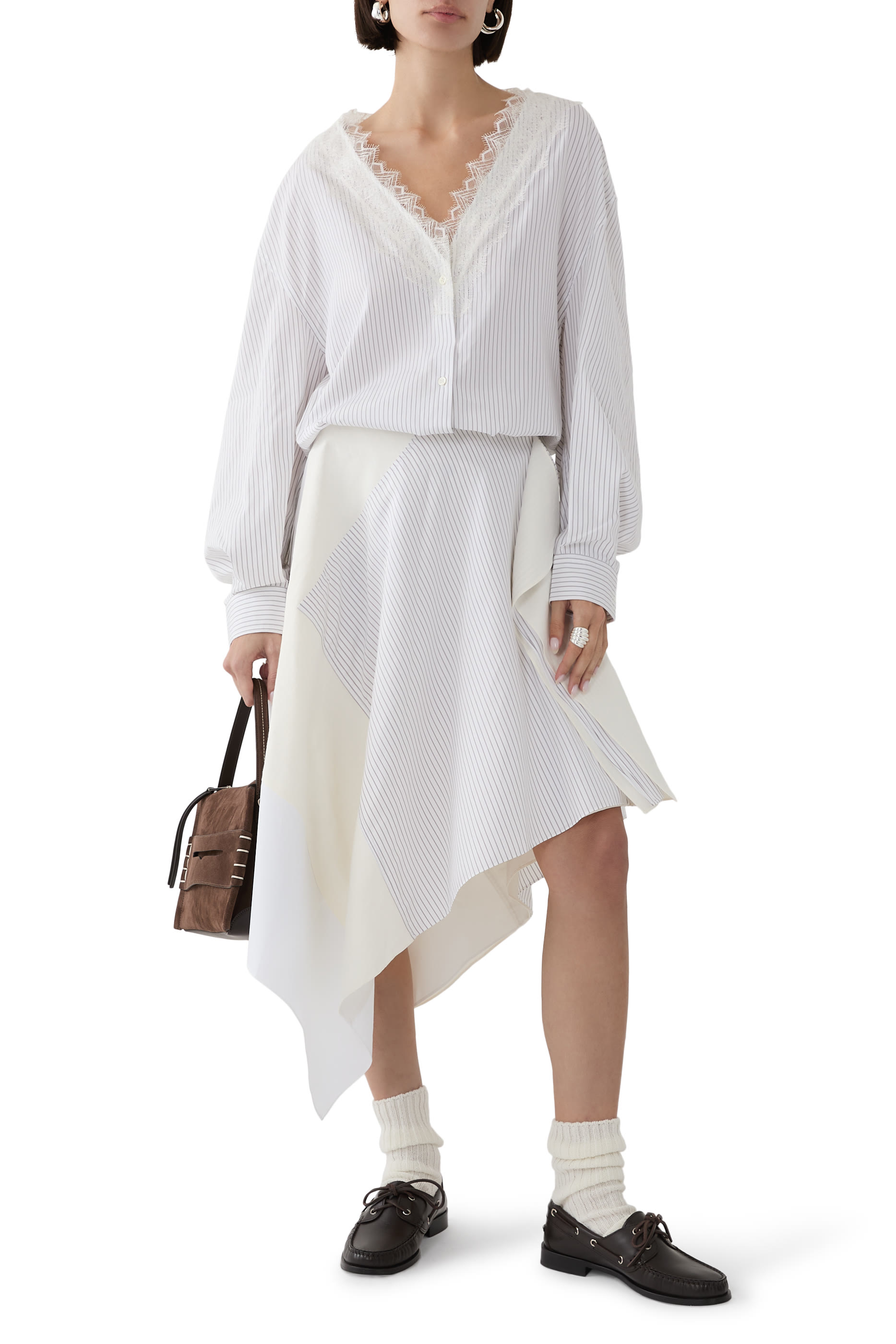 قميص بياقة على شكل حرف V بحواف دانتيل