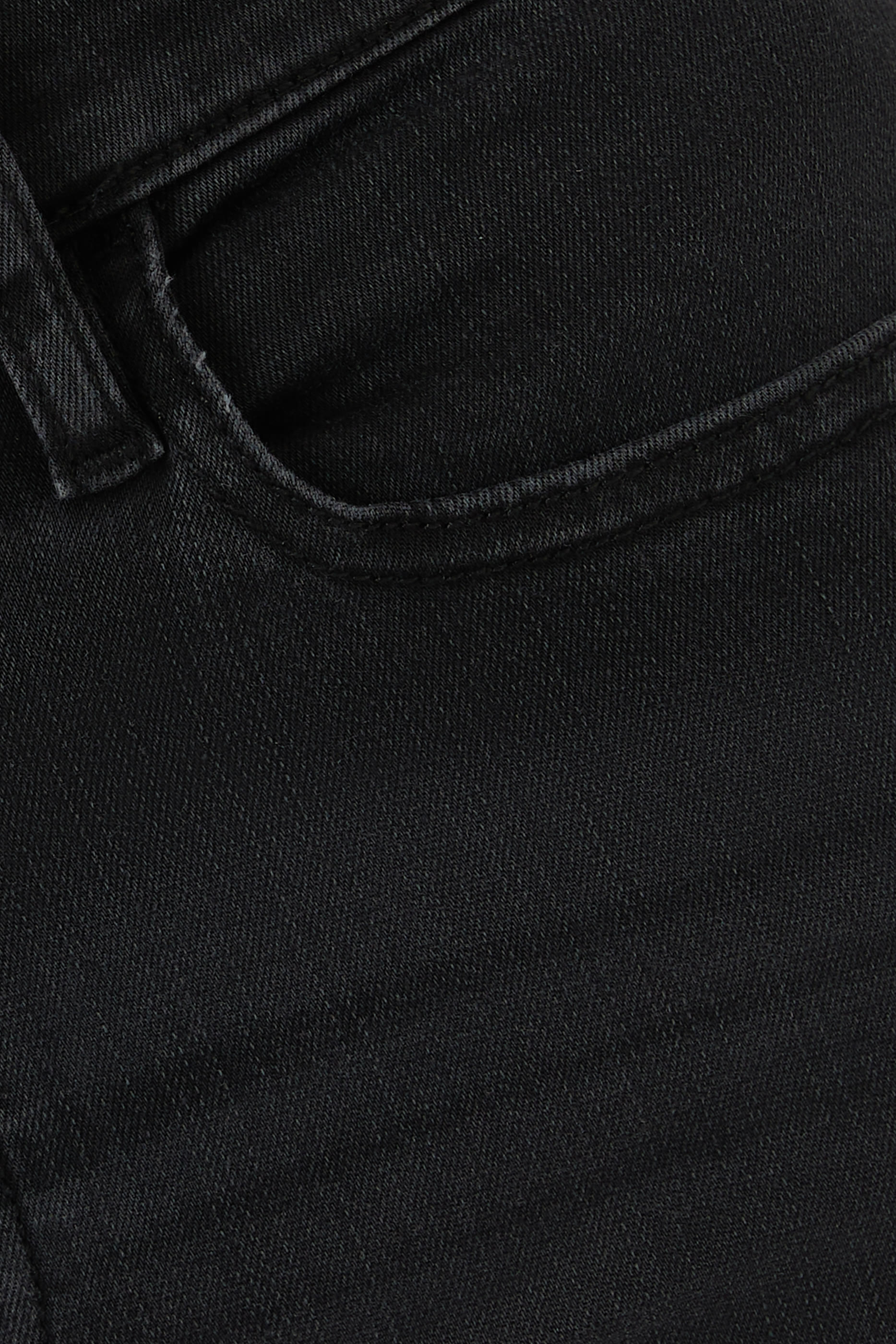 بنطال جينز بقضة ضيقة وخصر عال