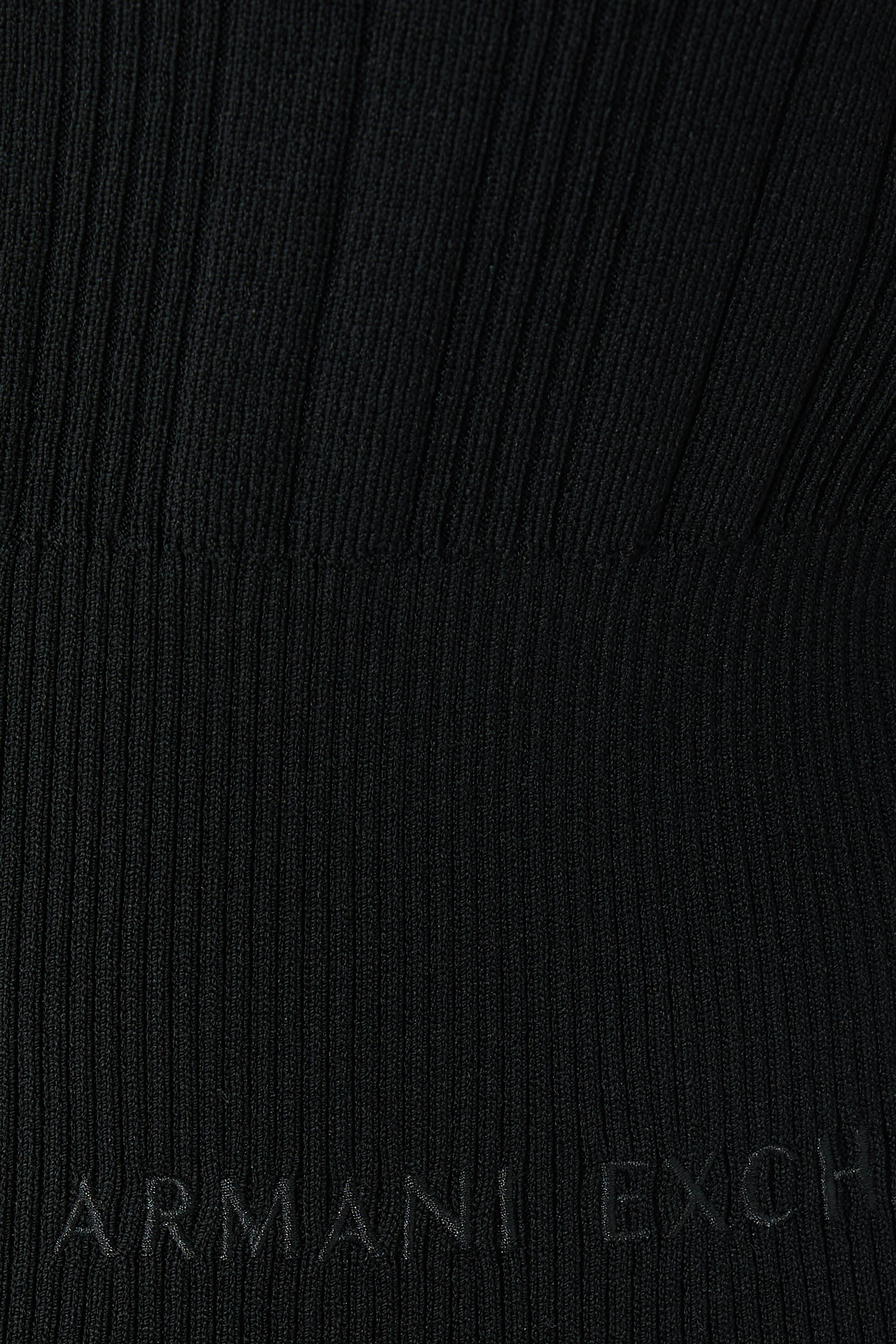 بلوزة مضلعة بياقة واسعة