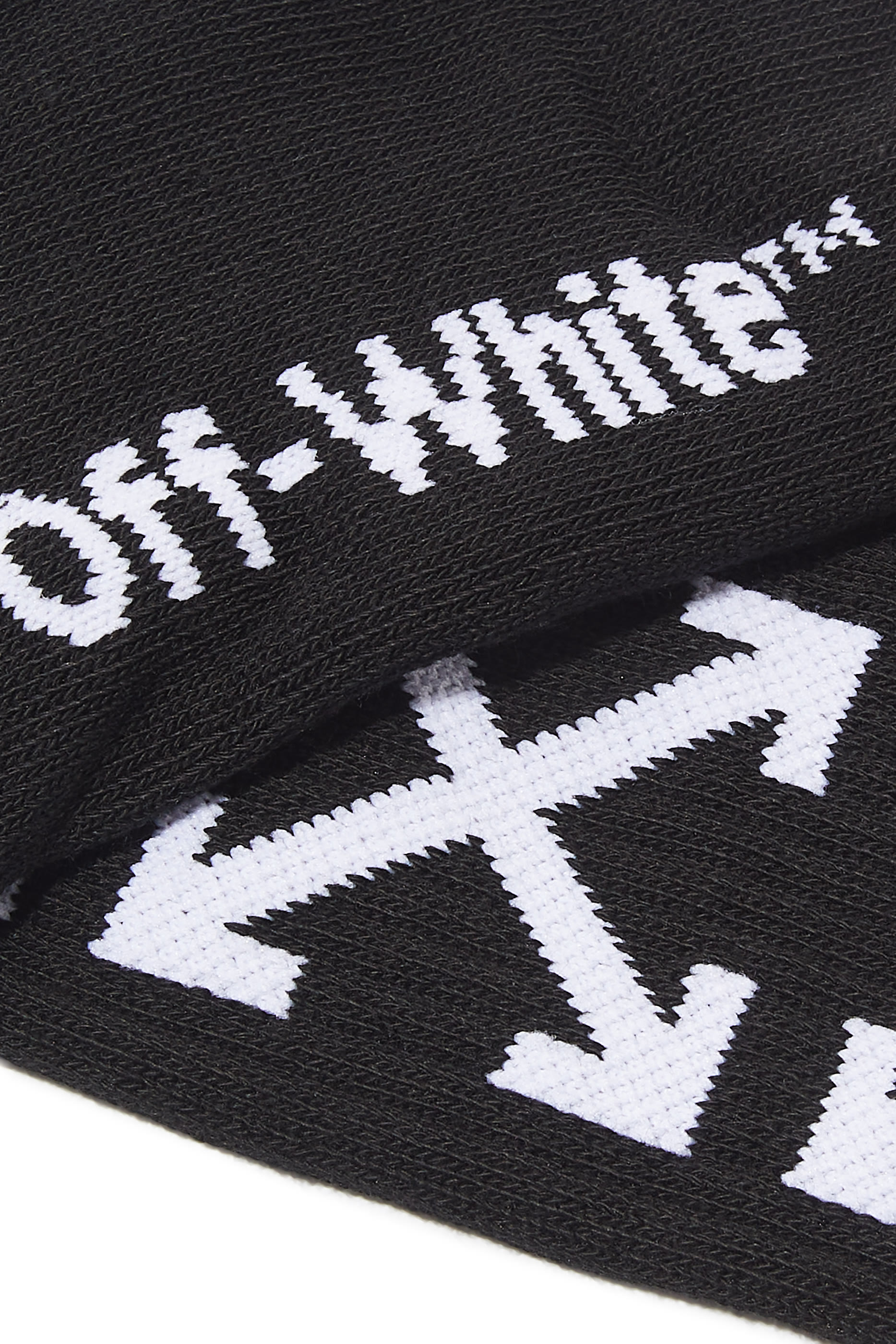 جوارب متوسطة الطول مزينة بنقشة أسهم