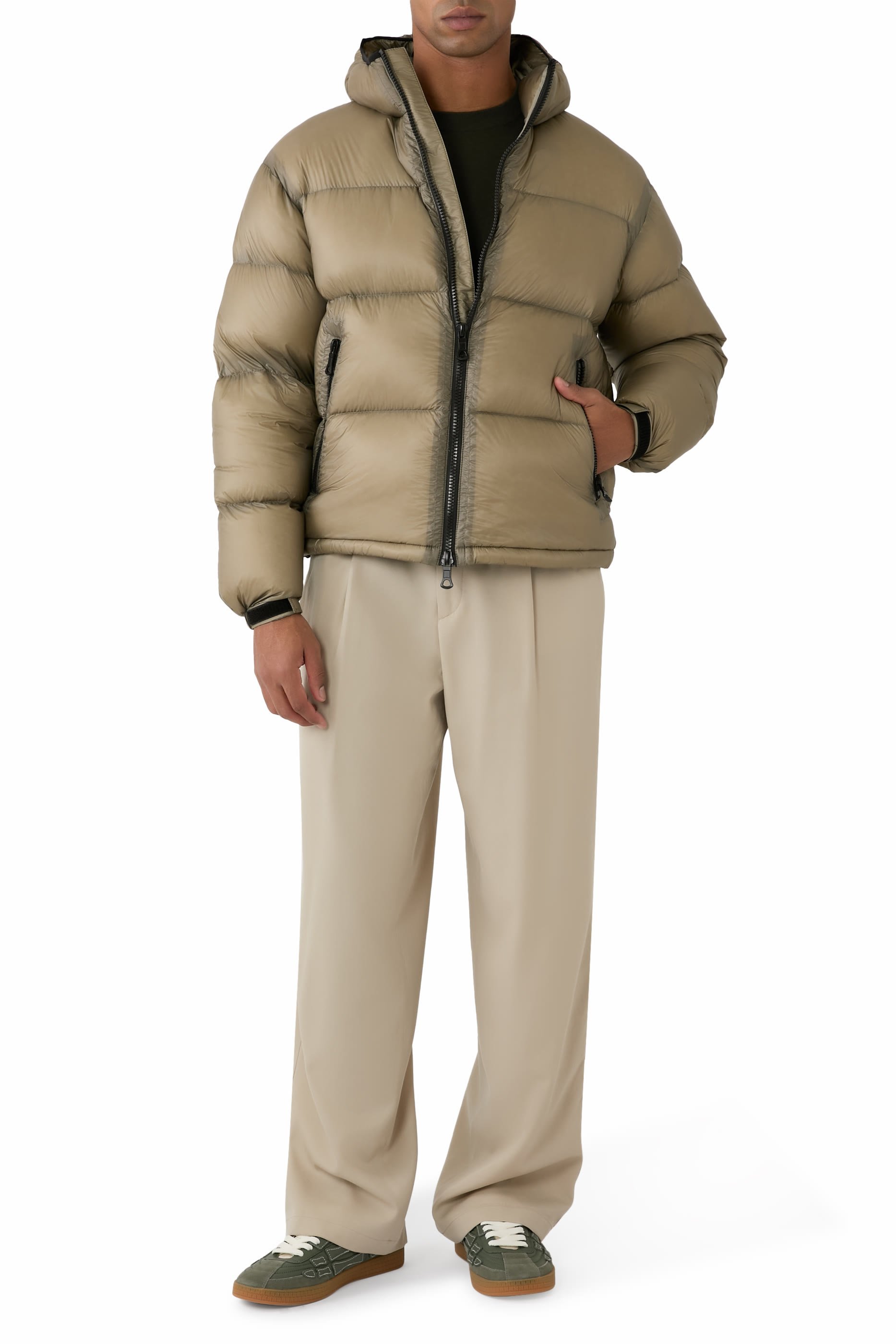 جاكيت منفوخ بغطاء رأس وشعار الماركة قماش غير شفاف