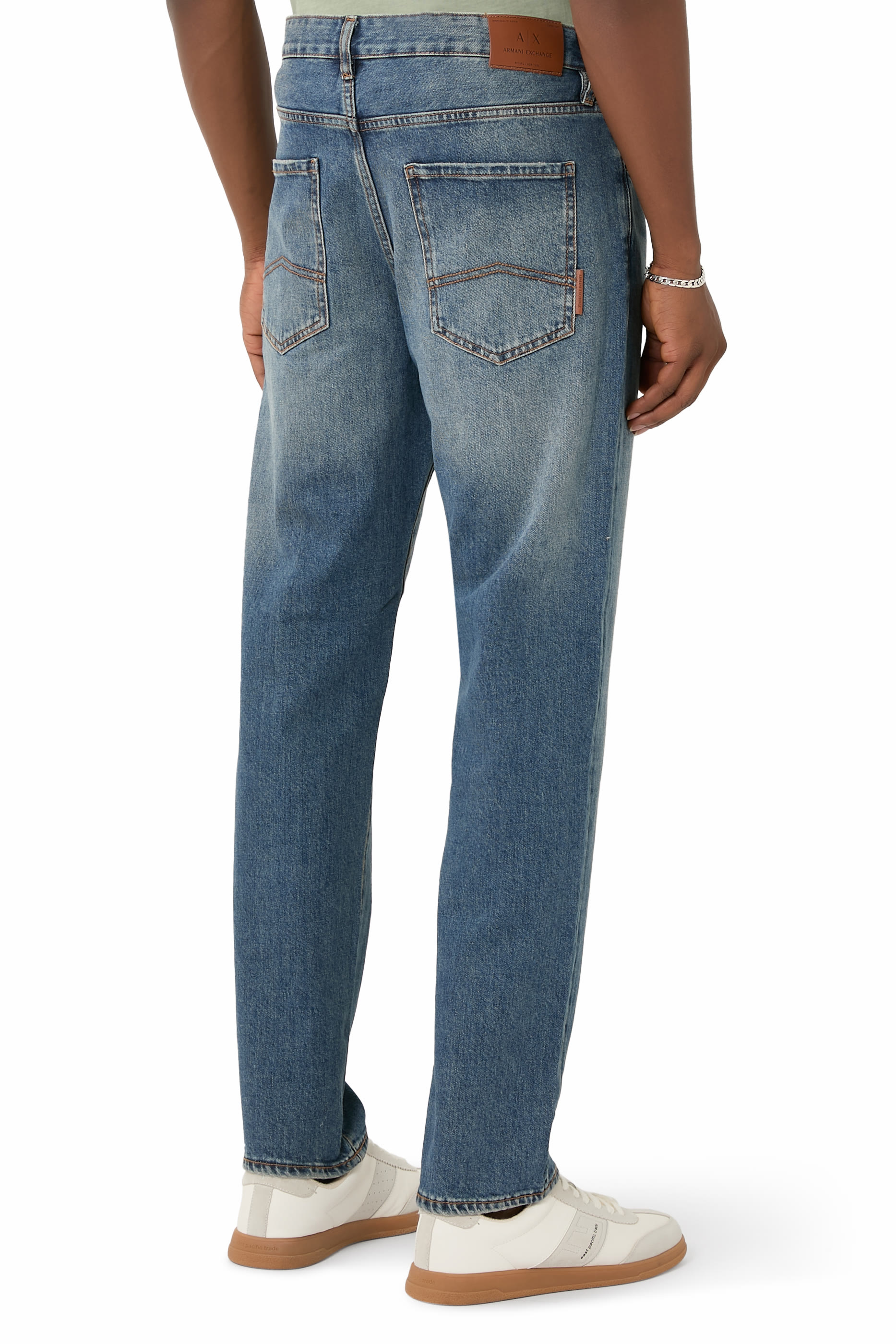 بنطال بقصة ضيقة وخمس جيوب دنيم