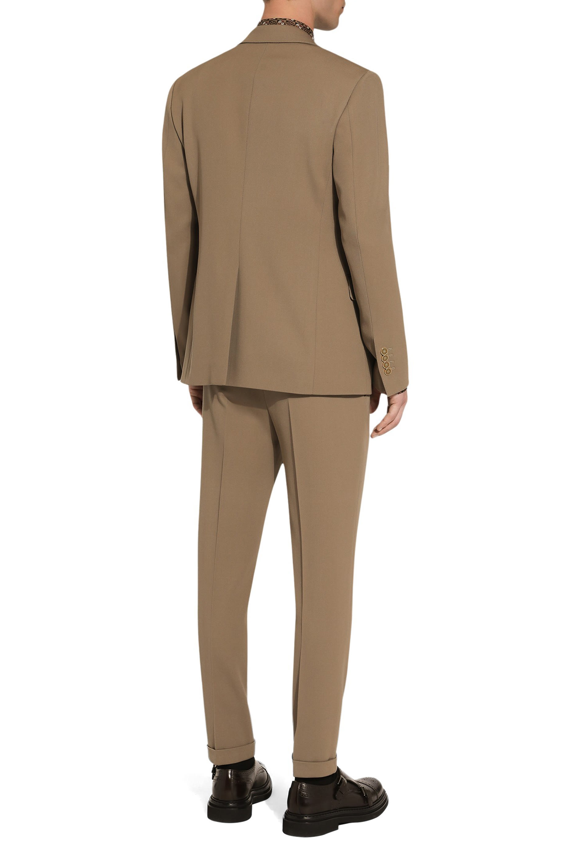 قميص بقصة مارتيني ونقشة ربطة عنق حرير