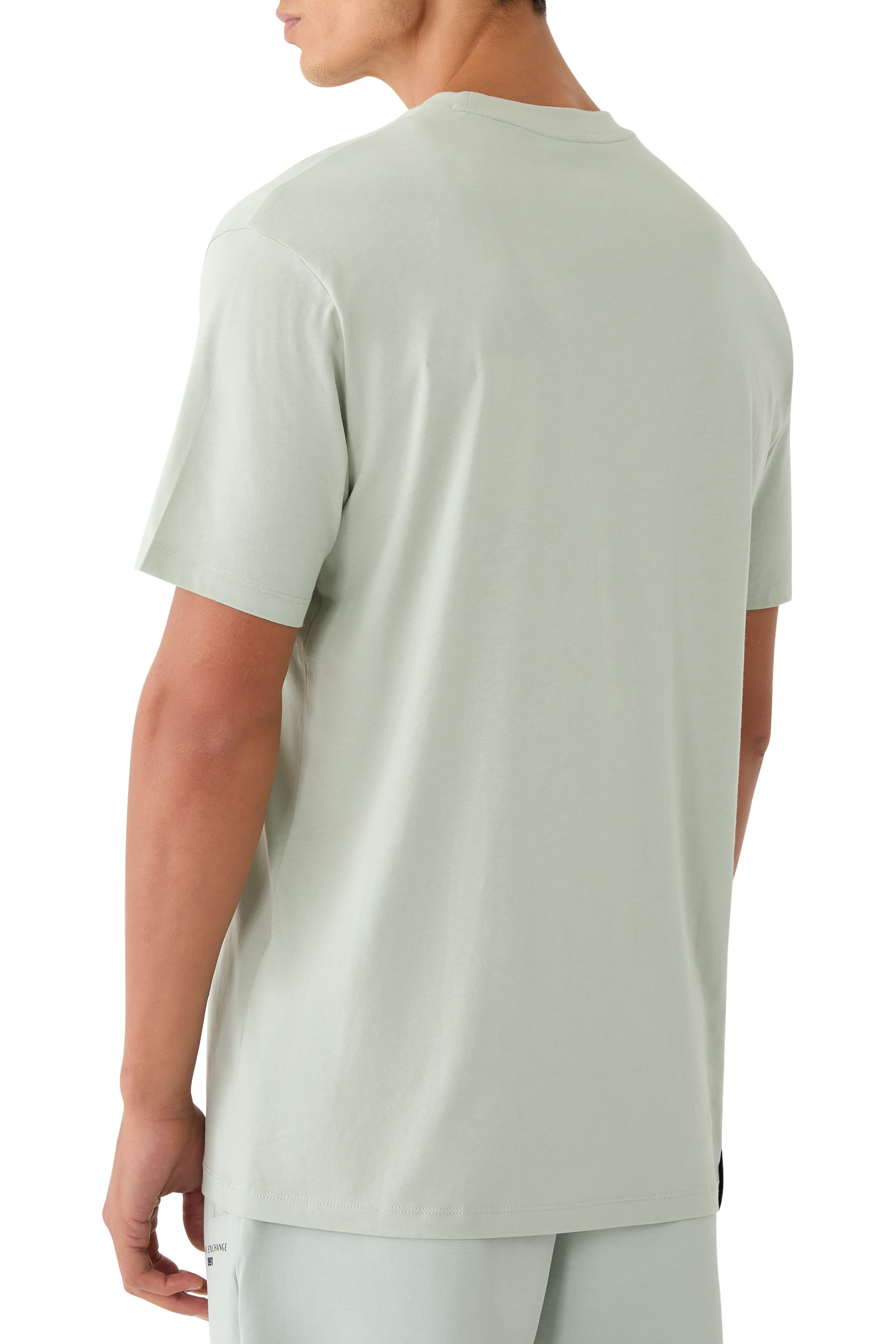 تيشيرت بأكمام قصيرة وشعار الماركة