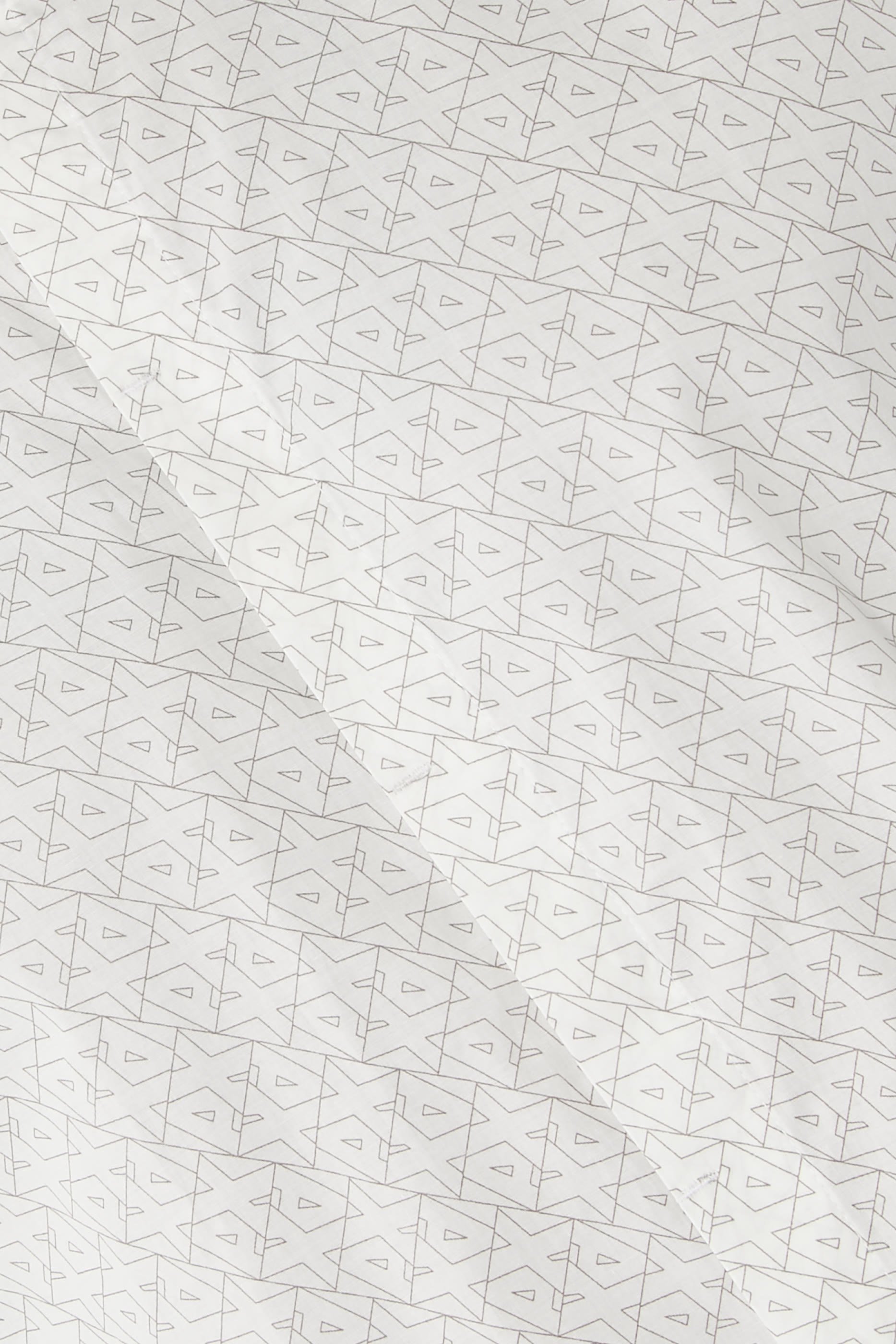 قميص بقصة ضيقة بأكمام قصيرة