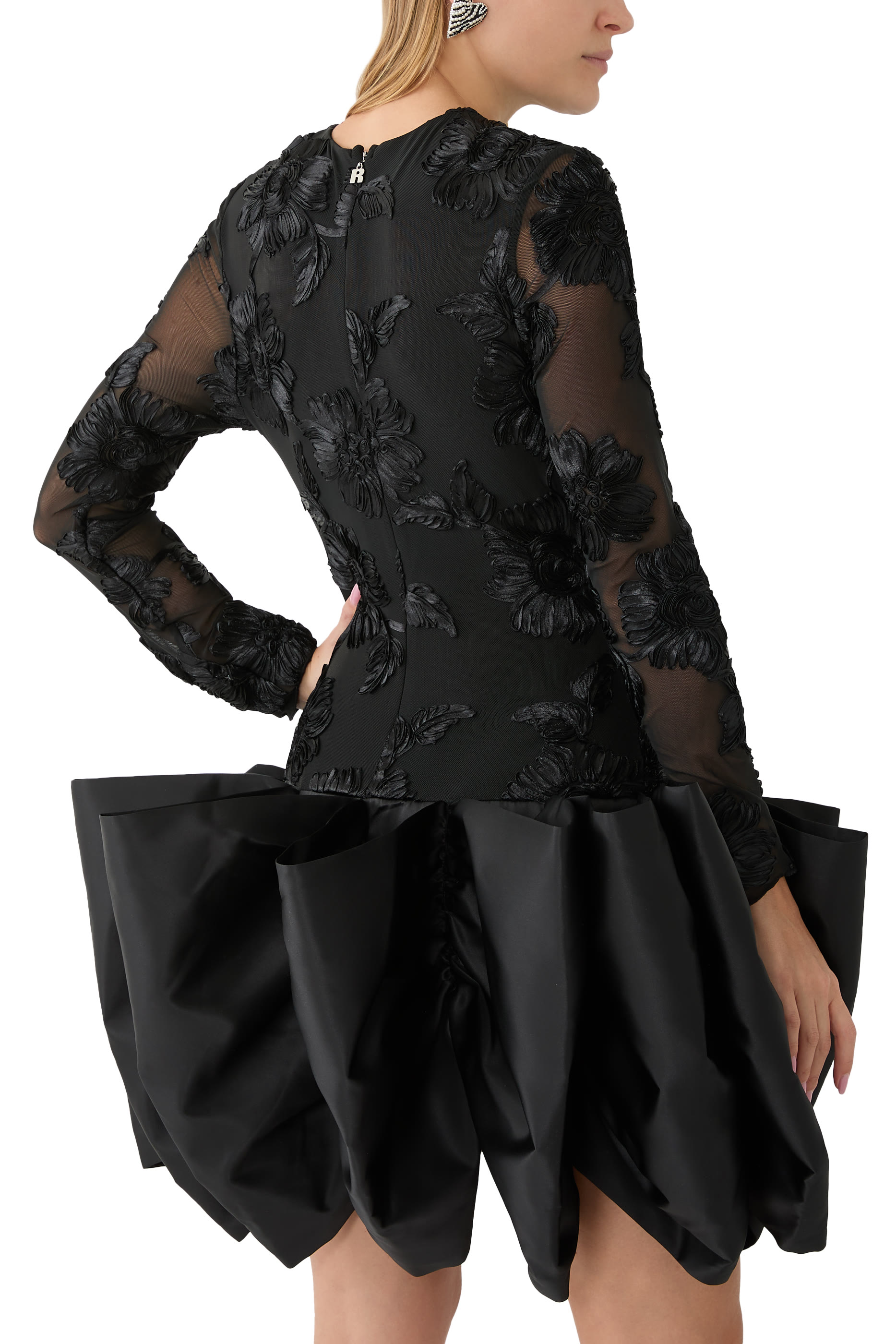 فستان بقصة ضيقة قصيرة