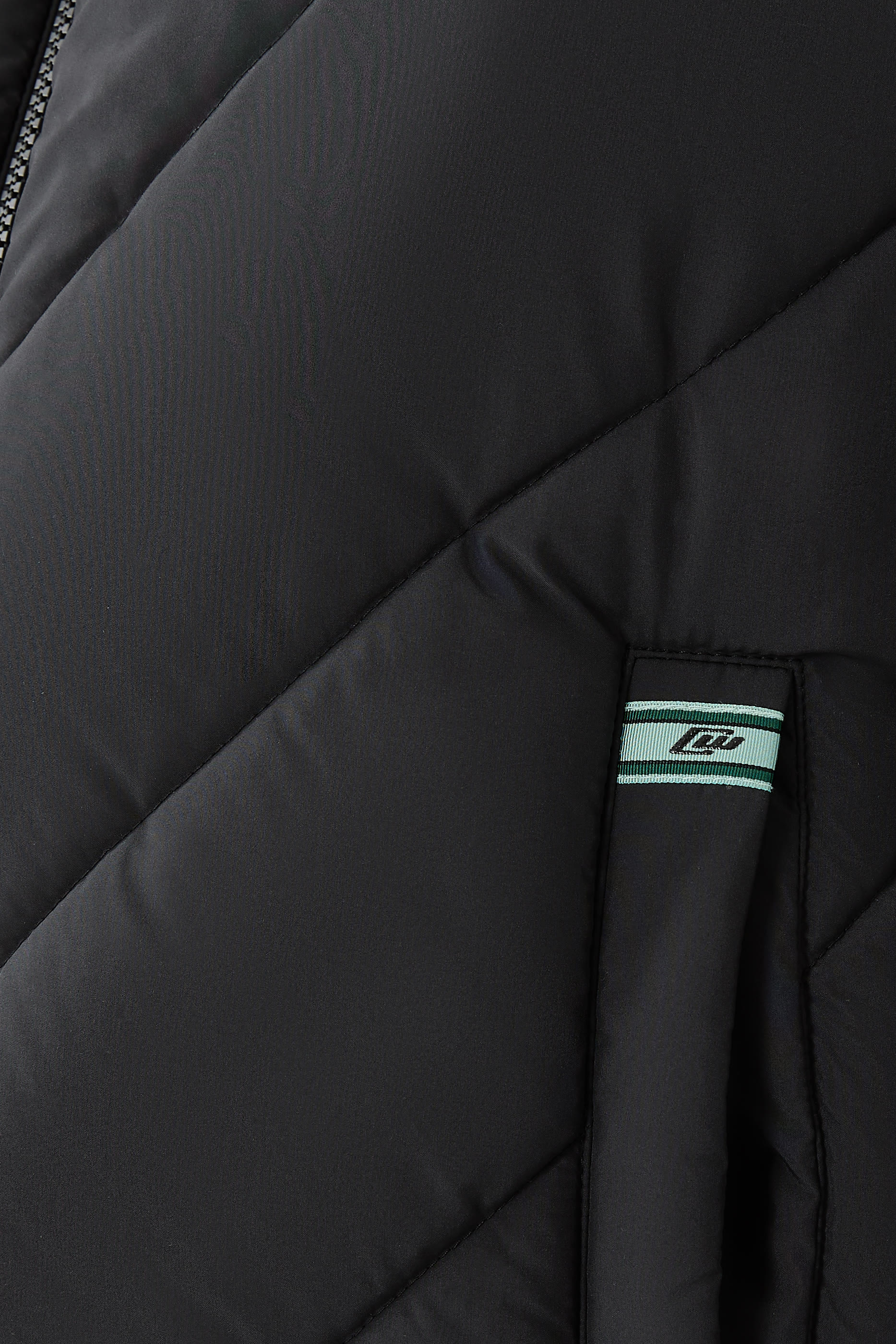 فيست بتصميم منفوخ وشعار الماركة مائل