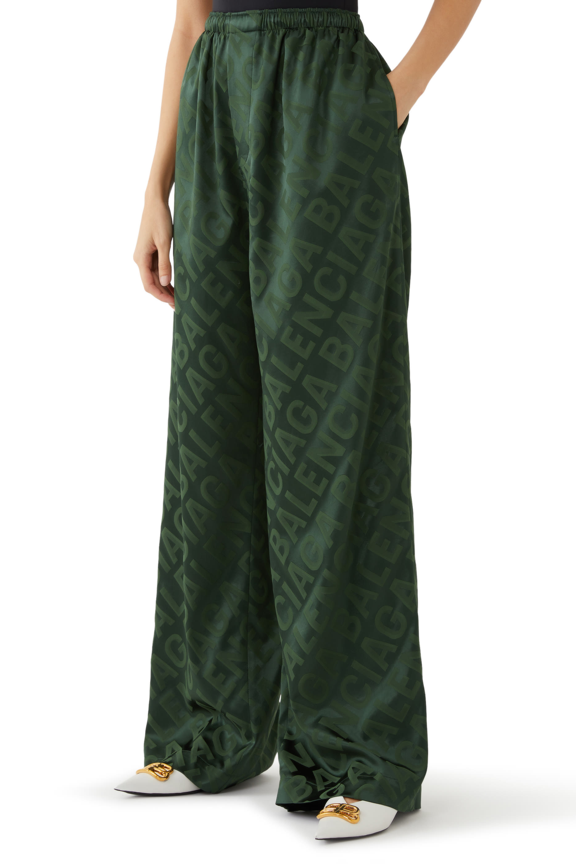 بنطال بيجامة بقصة واسعة وبشعار الماركة بالكامل