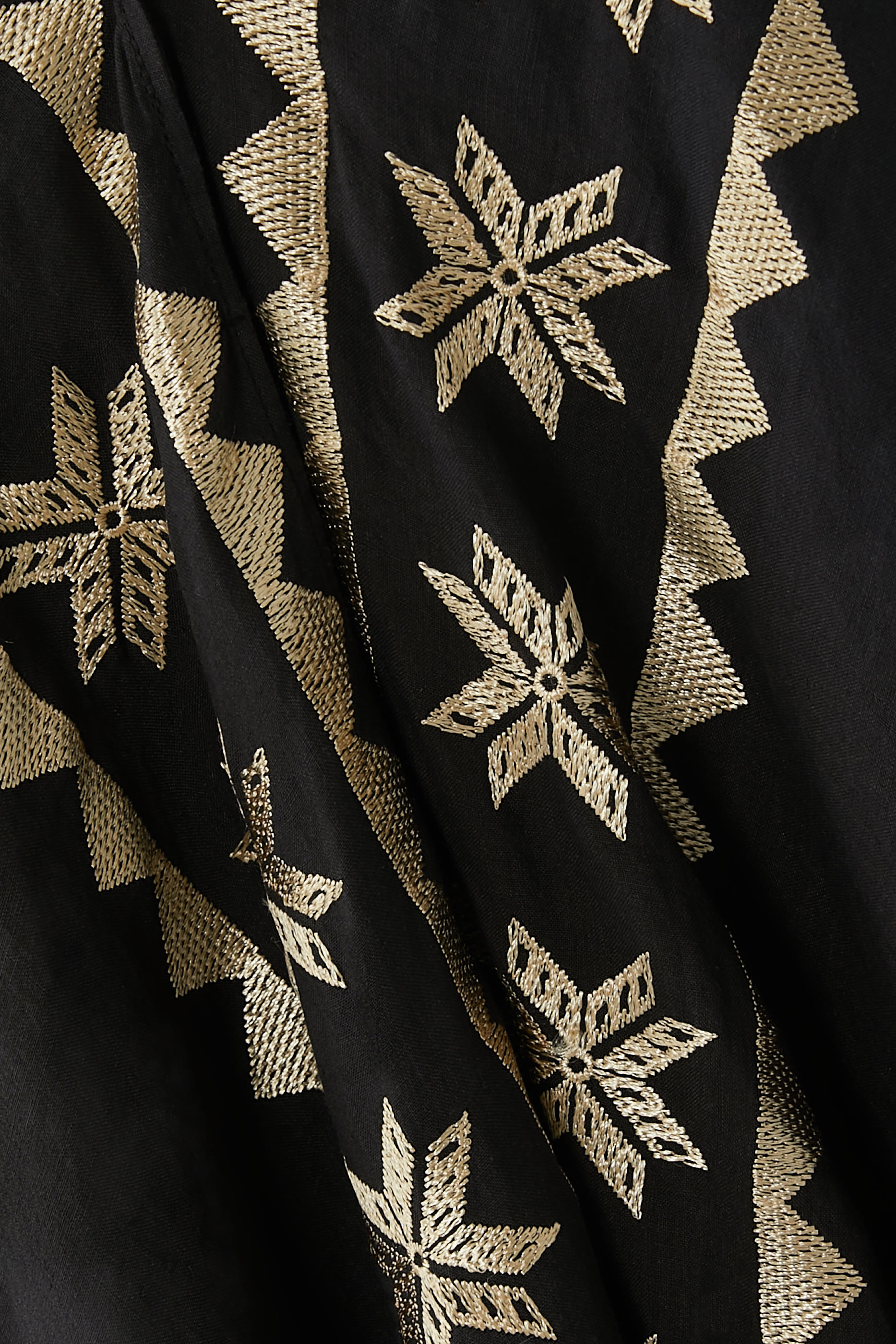 فستان قصير بتطريزات وياقة على شكل حرف V