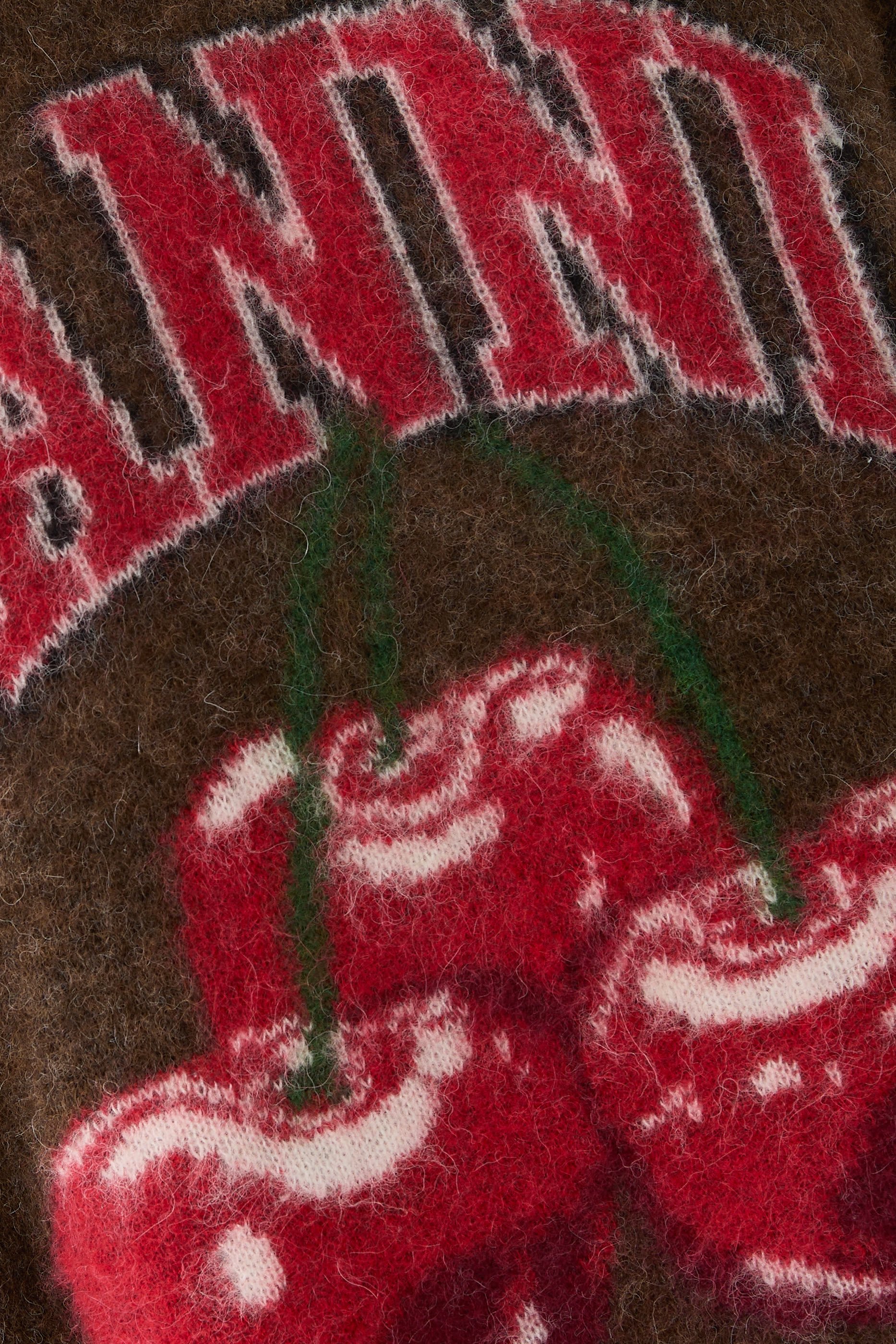 كنزة بقصة فضفاضة ونقشة غرافيكية ألبكة ناعم