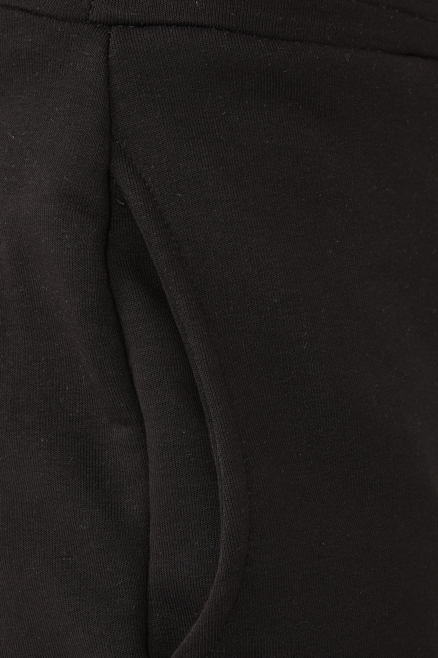 بنطال رياضي بقصة ضيقة